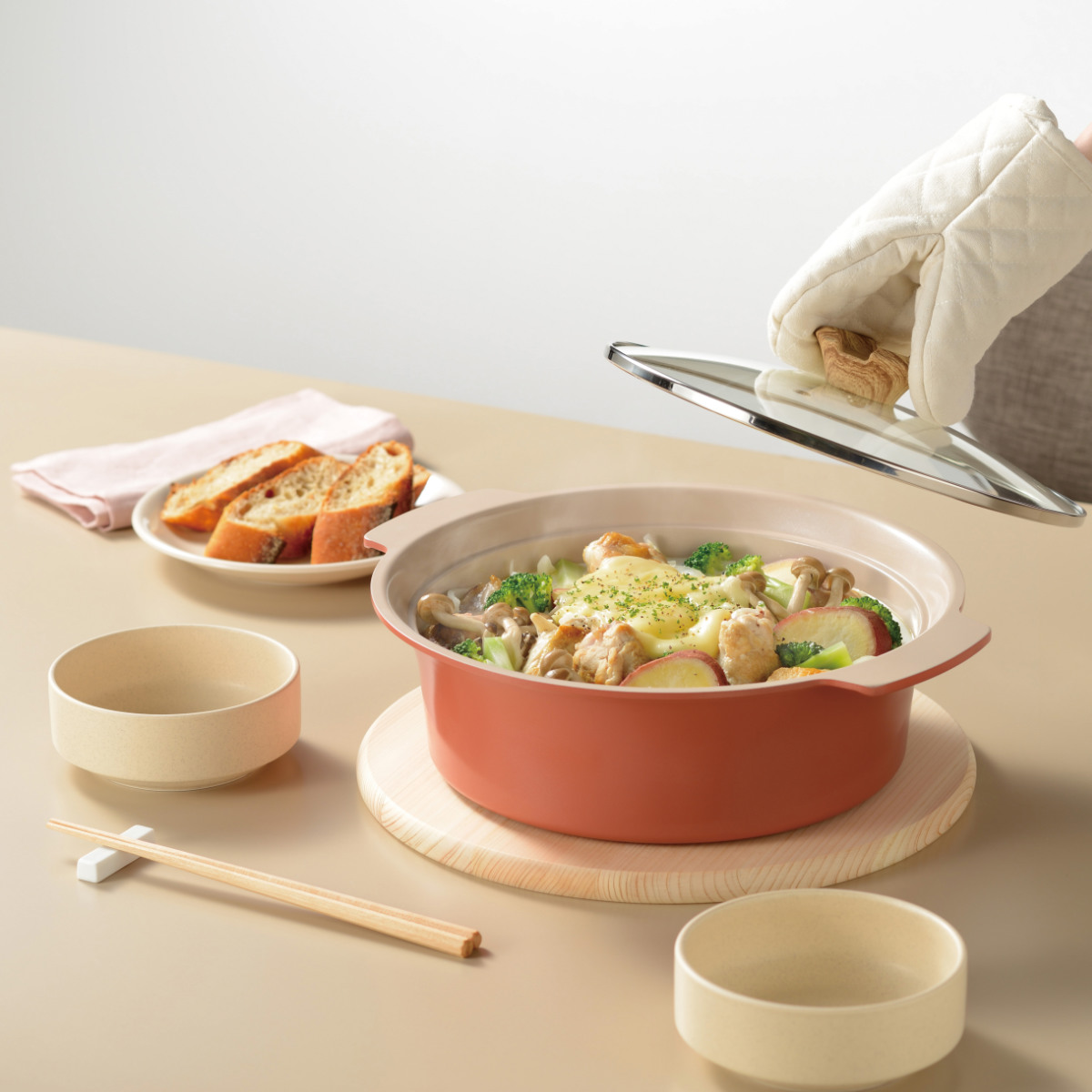 卓上鍋 アルモンデ IH対応 24cm ステンレス製 ( ガス火対応 オール熱源対応 両手なべ ふっ素加工 軽い なべ ガラス蓋 24センチ 3人用 4人用 フッ素加工 アルミ製 両手 鍋 フタ付き 季節鍋 卓上なべ 軽量 )