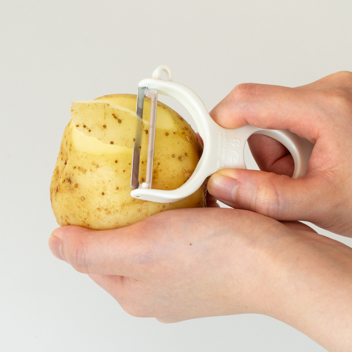 モットプラス マルチスライサー&三徳ピーラーセット 8点セット ( 調理器セット スライサー おろし器 受け皿 安全ホルダー 日本製 千切り器 おろし金 スライス 大根おろし 薬味おろし つま切り 千切り ピーラー ケース付き )