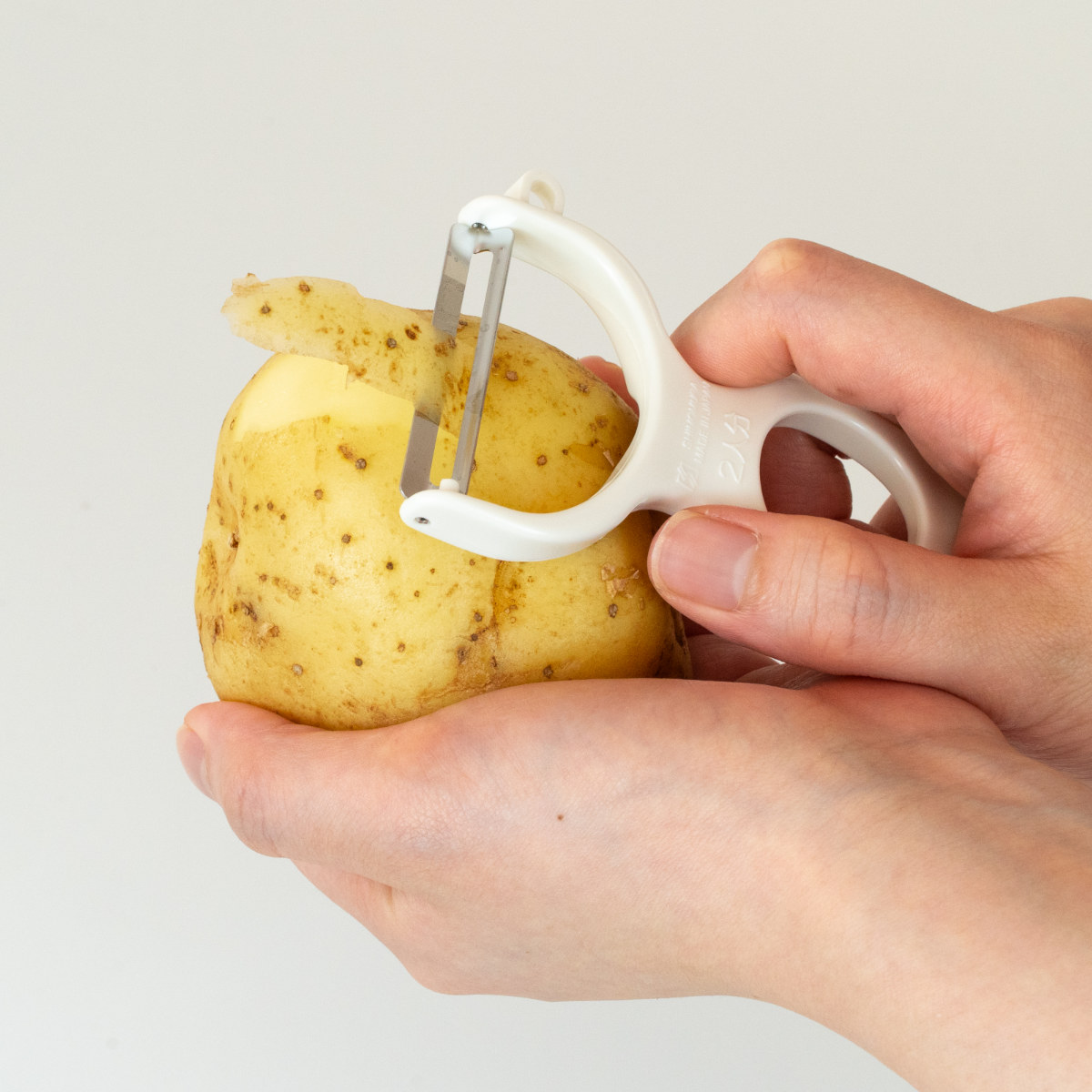 モットプラス マルチスライサー&三徳ピーラーセット 8点セット ( 調理器セット スライサー おろし器 受け皿 安全ホルダー 日本製 千切り器 おろし金 スライス 大根おろし 薬味おろし つま切り 千切り ピーラー ケース付き )