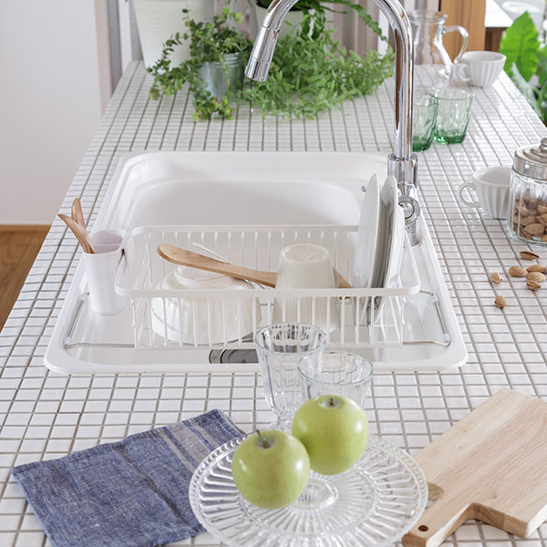 水切りバスケット シンク上 余白 YOHAKU ワイヤー製 ( 水切りかご 水切りラック 伸縮 水受けトレー 2WAY ディッシュラック シンク渡し シンクに渡せる 水切り 皿洗い カトラリーポケット付き おしゃれ ) 【ライトグレー】 ライトグレー