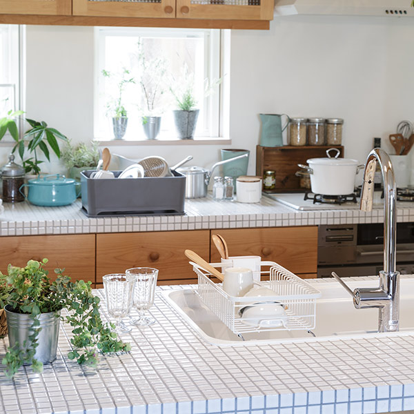 水切りバスケット シンク上 余白 YOHAKU ワイヤー製 ( 水切りかご 水切りラック 伸縮 水受けトレー 2WAY ディッシュラック シンク渡し シンクに渡せる 水切り 皿洗い カトラリーポケット付き おしゃれ ) 【ライトグレー】 ライトグレー