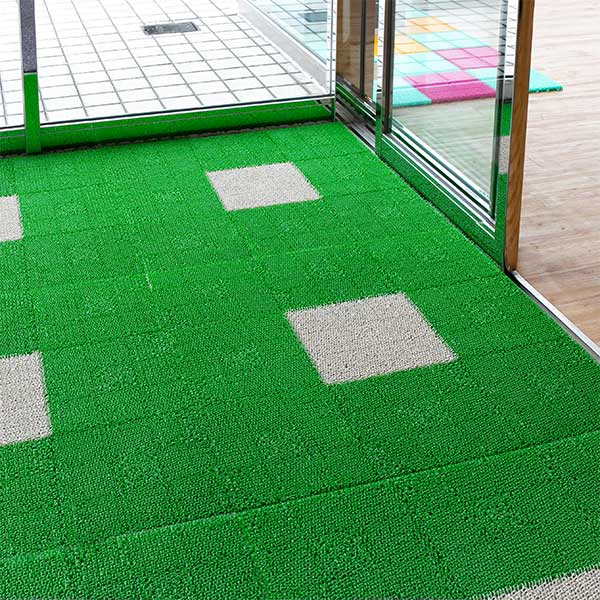 人工芝 30x30cm ジョイント式 日本製 30枚セット ( 芝生マット 人工芝生 人工芝生マット ジョイントマット ジョイント タイルマット 芝生 庭 ベランダ テラス バルコニー ガーデニング ガーデン 屋上緑化 水はけ ) 【グリーン】 グリーン