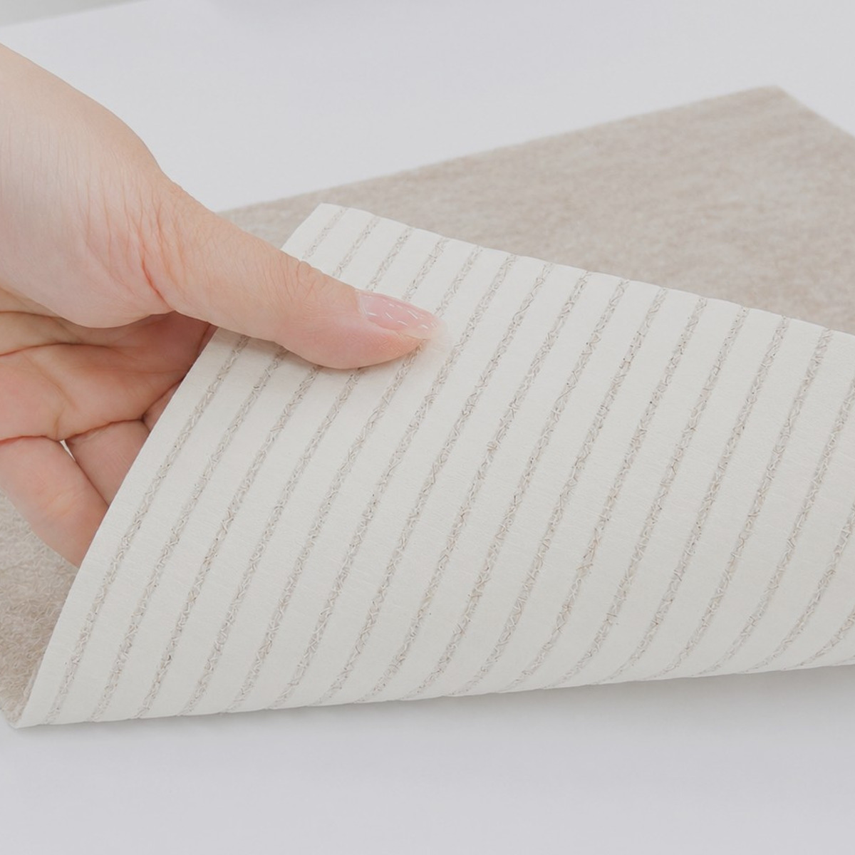 断熱シート 窓ぴたシート あったかプラス 30cm×30cm 厚さ4mm 3枚入り ( 結露吸水 吸着 シート 節電 エコ 断熱 保温 窓 結露 対策 水滴 パネル 結露水 吸水シート 省エネ 窓ガラス 暖房 寒さ対策 洗える ) 【ベージュ】 ベージュ
