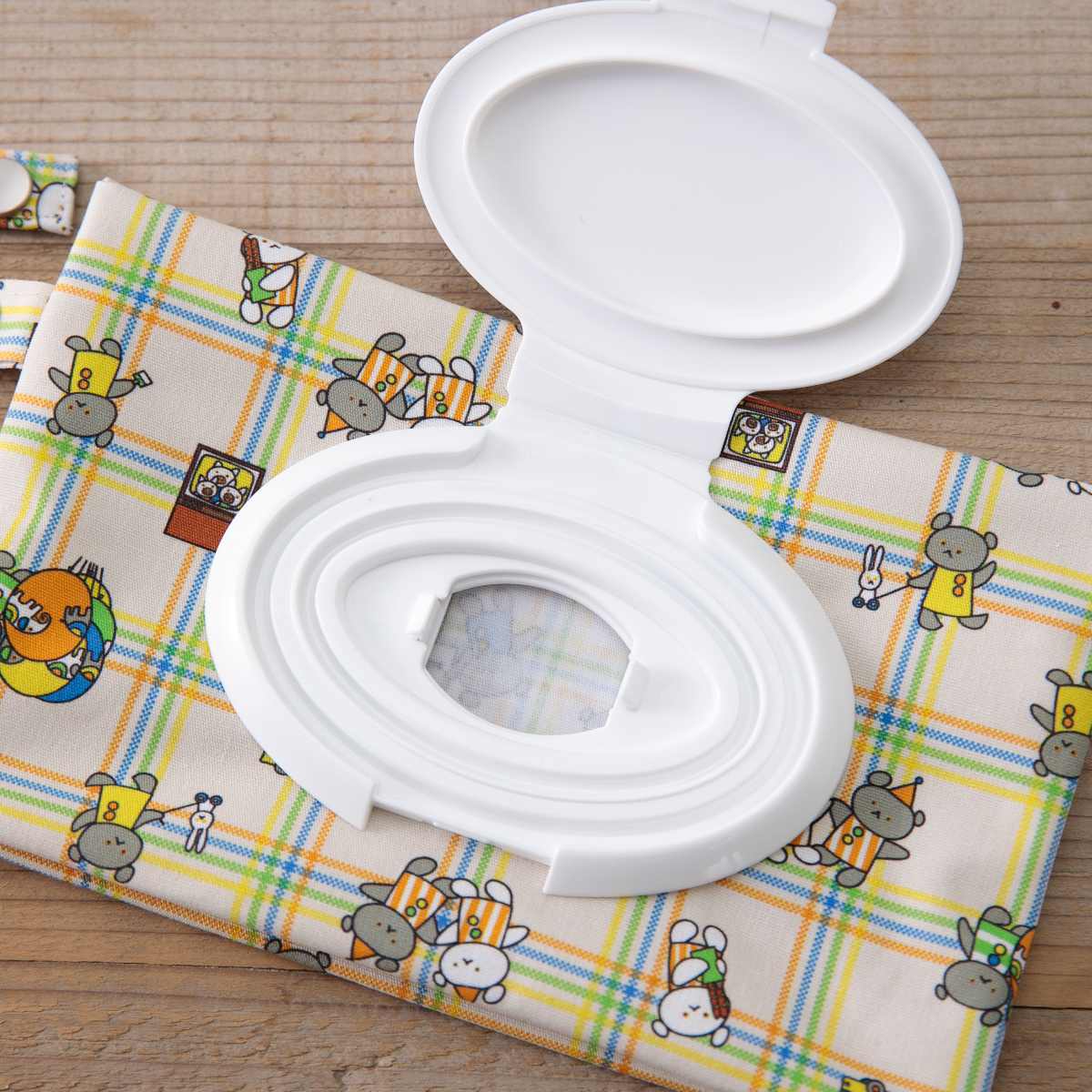 マザーポーチ ウェットティッシュポーチ こぐまちゃんえほん 蓋付き ( おしり拭き ポーチ 日本製 ケース 持ち運び 携帯用 ファスナー ベビー 赤ちゃん おしりふきケース おしりふきポーチ おしりふき 除菌シート 出産準備 かわいい ) 【チェック】 チェック