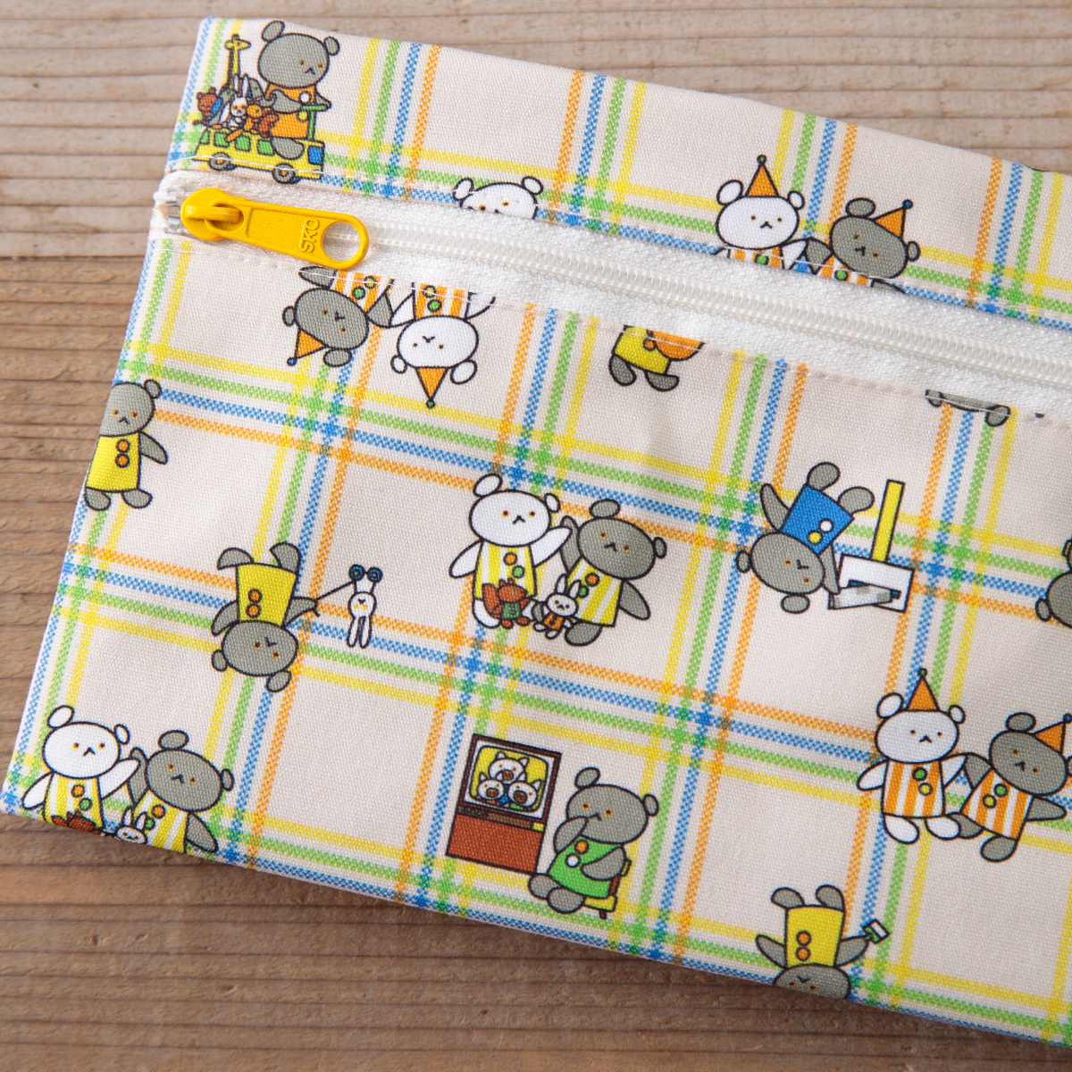 マザーポーチ ウェットティッシュポーチ こぐまちゃんえほん 蓋付き ( おしり拭き ポーチ 日本製 ケース 持ち運び 携帯用 ファスナー ベビー 赤ちゃん おしりふきケース おしりふきポーチ おしりふき 除菌シート 出産準備 かわいい ) 【チェック】 チェック