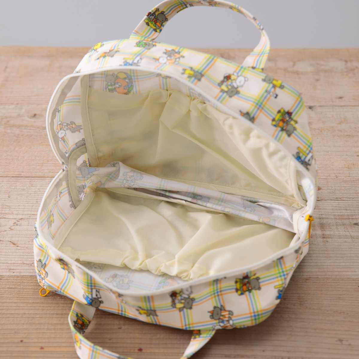 マザーポーチ ママポーチ こぐまちゃんえほん ウェットシート 蓋付き ( ポーチ おむつポーチ ウェットティッシュ おむつ 収納 ケース ベビー 出産準備 オムツ 大容量 携帯用 ファスナー 赤ちゃん 出産祝い プレゼント ) 【チェック】 チェック