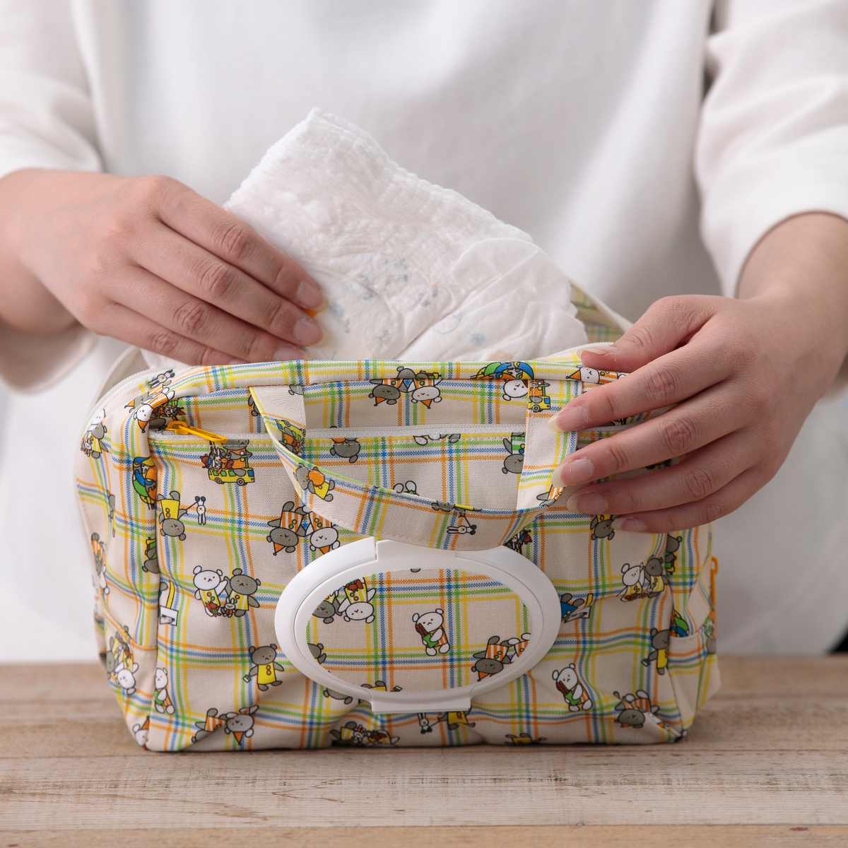 マザーポーチ ママポーチ こぐまちゃんえほん ウェットシート 蓋付き ( ポーチ おむつポーチ ウェットティッシュ おむつ 収納 ケース ベビー 出産準備 オムツ 大容量 携帯用 ファスナー 赤ちゃん 出産祝い プレゼント ) 【チェック】 チェック