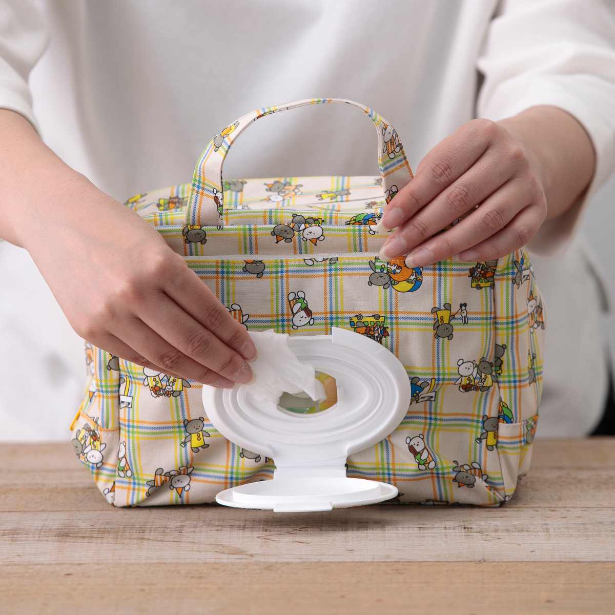 マザーポーチ ママポーチ こぐまちゃんえほん ウェットシート 蓋付き ( ポーチ おむつポーチ ウェットティッシュ おむつ 収納 ケース ベビー 出産準備 オムツ 大容量 携帯用 ファスナー 赤ちゃん 出産祝い プレゼント ) 【チェック】 チェック