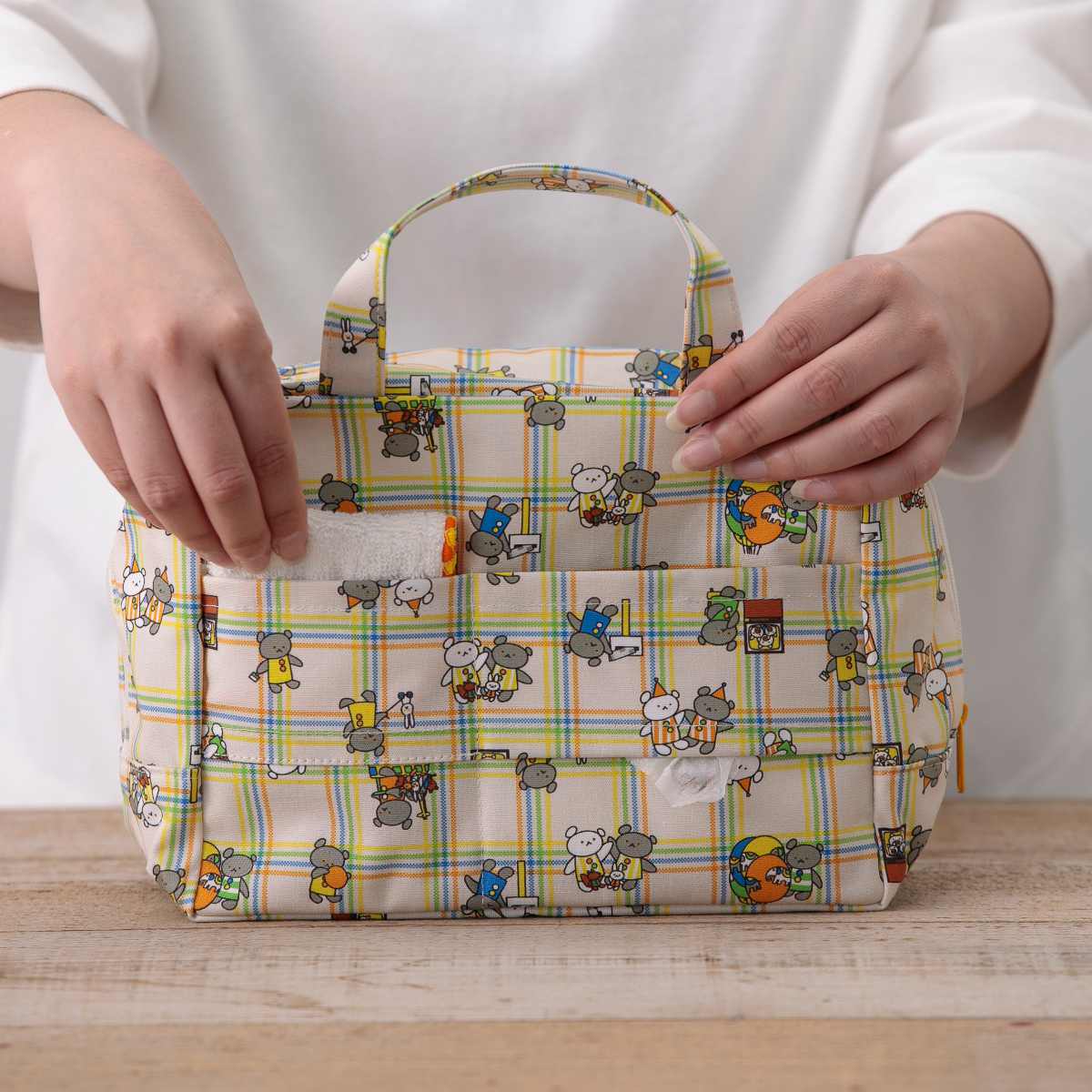 マザーポーチ ママポーチ こぐまちゃんえほん ウェットシート 蓋付き ( ポーチ おむつポーチ ウェットティッシュ おむつ 収納 ケース ベビー 出産準備 オムツ 大容量 携帯用 ファスナー 赤ちゃん 出産祝い プレゼント ) 【チェック】 チェック