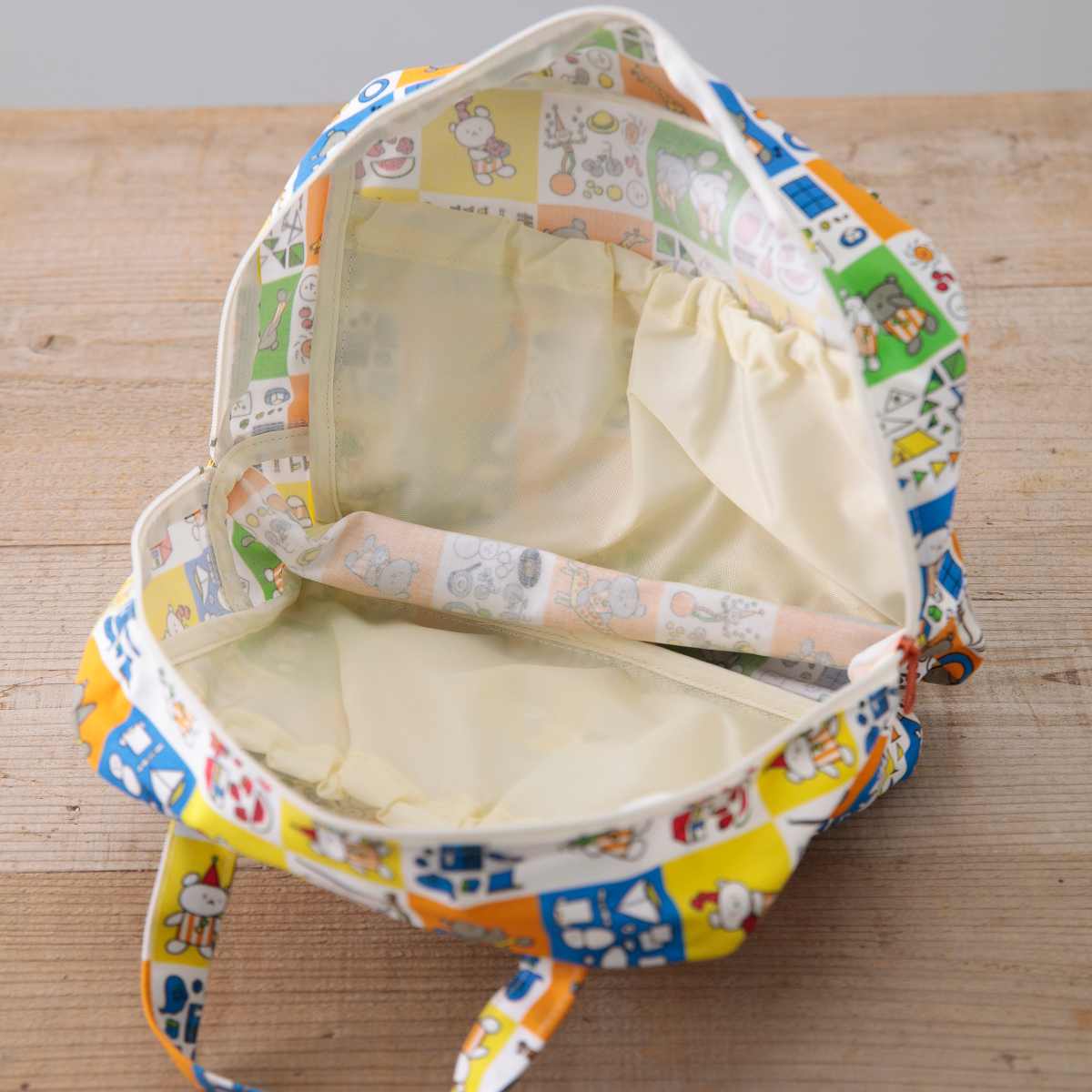 マザーポーチ ママポーチ こぐまちゃんえほん ウェットシート 蓋付き ( ポーチ おむつポーチ ウェットティッシュ おむつ 収納 ケース ベビー 出産準備 オムツ 大容量 携帯用 ファスナー 赤ちゃん 出産祝い プレゼント ) 【チェック】 チェック