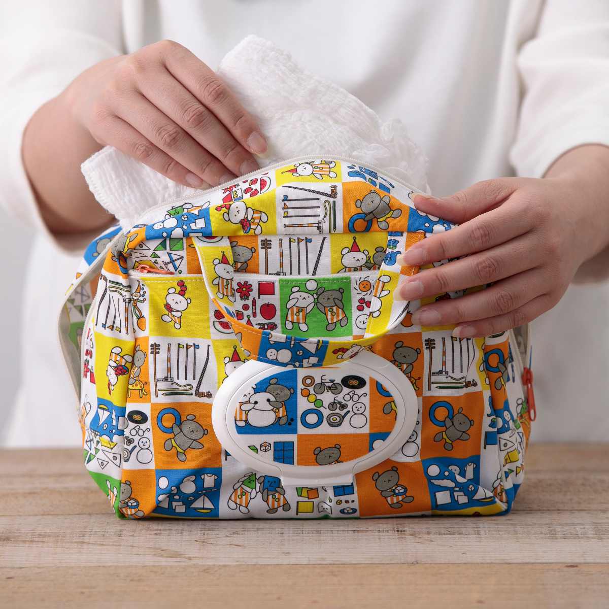 マザーポーチ ママポーチ こぐまちゃんえほん ウェットシート 蓋付き ( ポーチ おむつポーチ ウェットティッシュ おむつ 収納 ケース ベビー 出産準備 オムツ 大容量 携帯用 ファスナー 赤ちゃん 出産祝い プレゼント ) 【チェック】 チェック