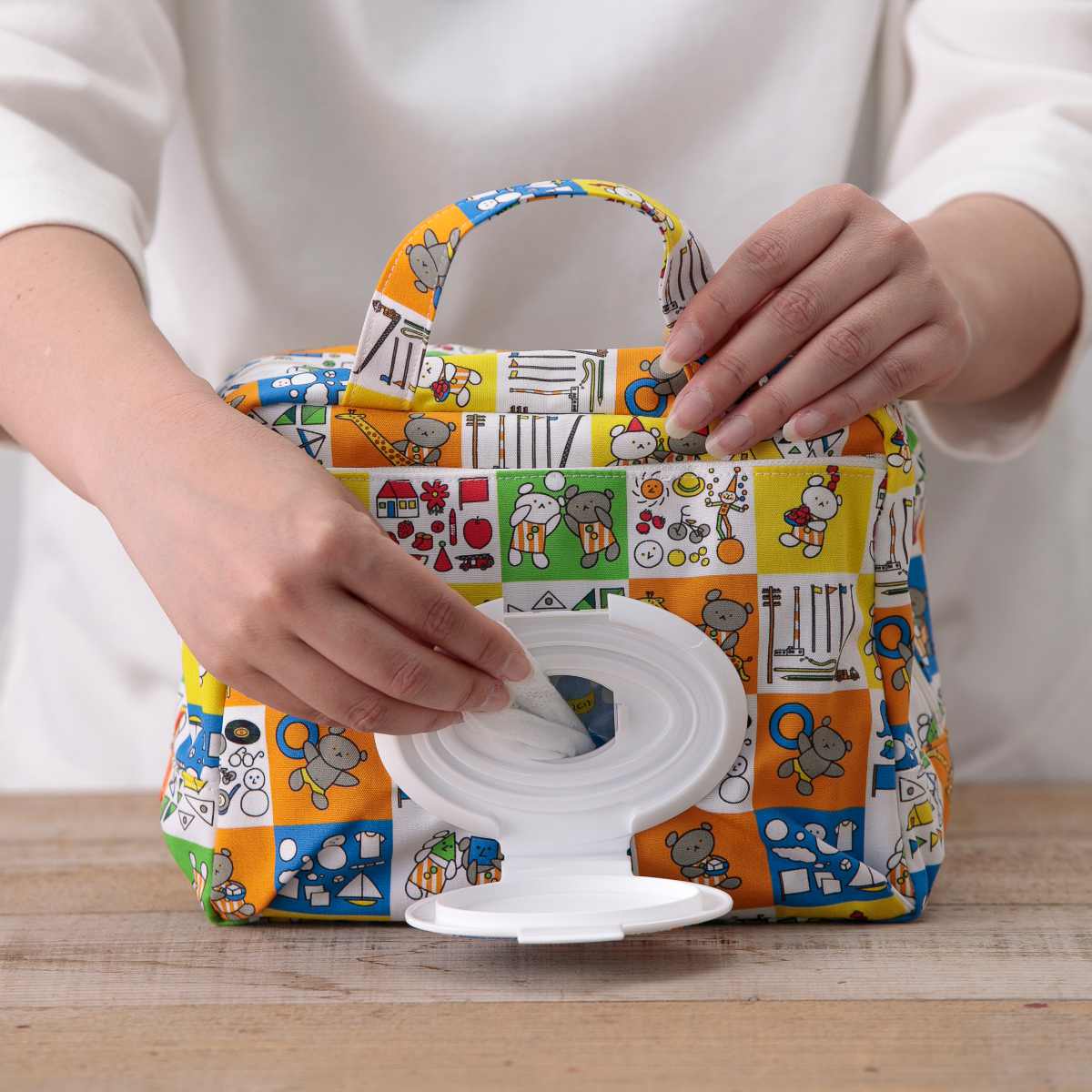 マザーポーチ ママポーチ こぐまちゃんえほん ウェットシート 蓋付き ( ポーチ おむつポーチ ウェットティッシュ おむつ 収納 ケース ベビー 出産準備 オムツ 大容量 携帯用 ファスナー 赤ちゃん 出産祝い プレゼント ) 【チェック】 チェック