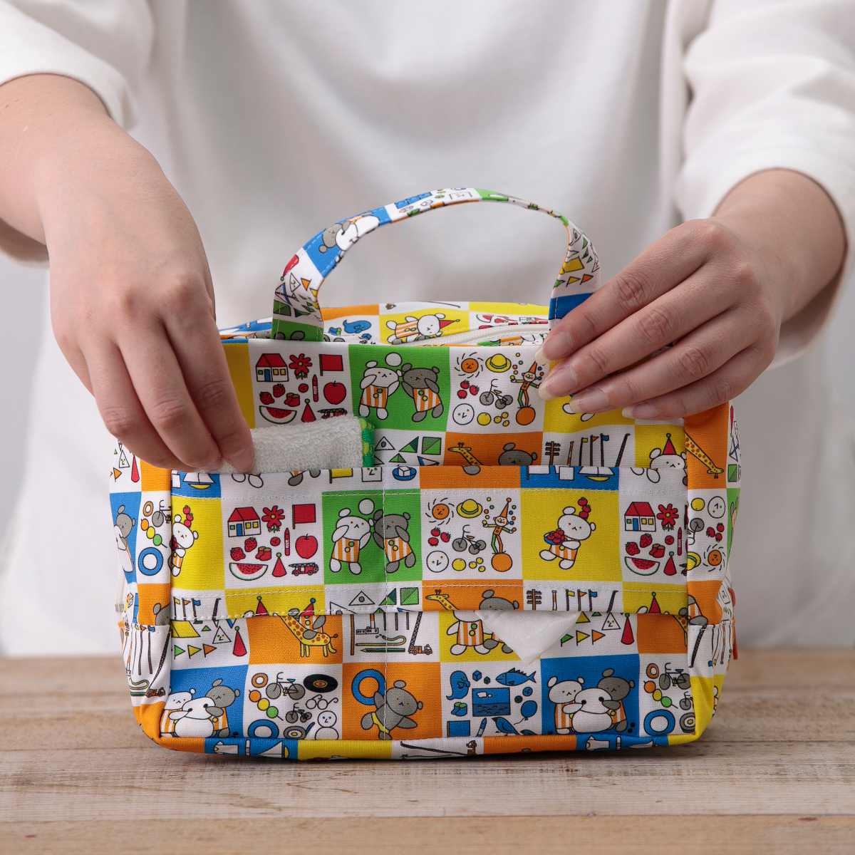 マザーポーチ ママポーチ こぐまちゃんえほん ウェットシート 蓋付き ( ポーチ おむつポーチ ウェットティッシュ おむつ 収納 ケース ベビー 出産準備 オムツ 大容量 携帯用 ファスナー 赤ちゃん 出産祝い プレゼント ) 【チェック】 チェック