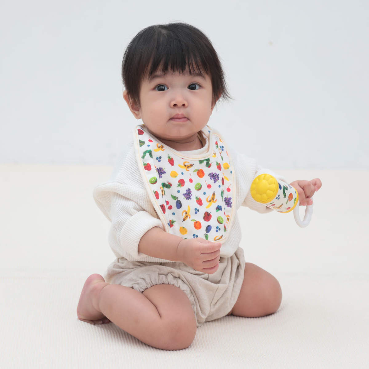 スタイ はらぺこあおむし よだれかけ フルーツ サファリ ( 綿100% ベビー ベビースタイ ビブ 前掛け ガーゼ 綿 日本製 出産祝い プレゼント キャラクター ベビーエプロン お食事エプロン コットン 赤ちゃん かわいい ギフト ) 【サファリ】 サファリ