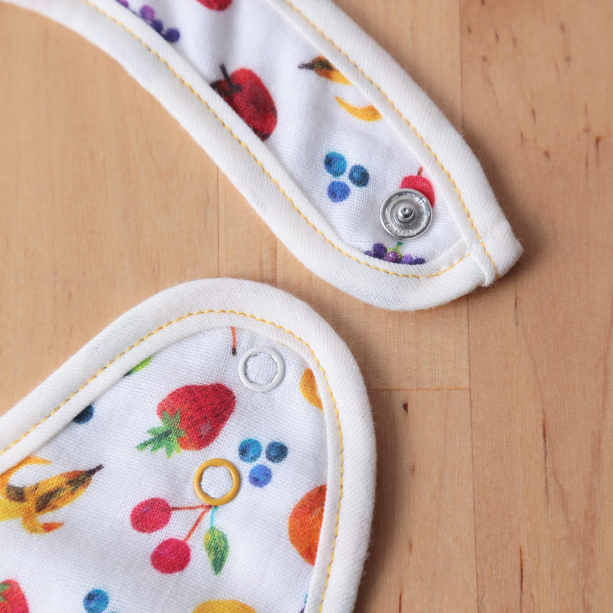 スタイ はらぺこあおむし よだれかけ フルーツ サファリ ( 綿100% ベビー ベビースタイ ビブ 前掛け ガーゼ 綿 日本製 出産祝い プレゼント キャラクター ベビーエプロン お食事エプロン コットン 赤ちゃん かわいい ギフト ) 【サファリ】 サファリ