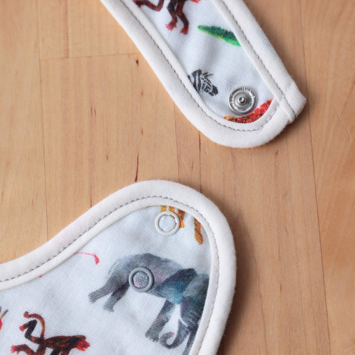 スタイ はらぺこあおむし よだれかけ フルーツ サファリ ( 綿100% ベビー ベビースタイ ビブ 前掛け ガーゼ 綿 日本製 出産祝い プレゼント キャラクター ベビーエプロン お食事エプロン コットン 赤ちゃん かわいい ギフト ) 【サファリ】 サファリ