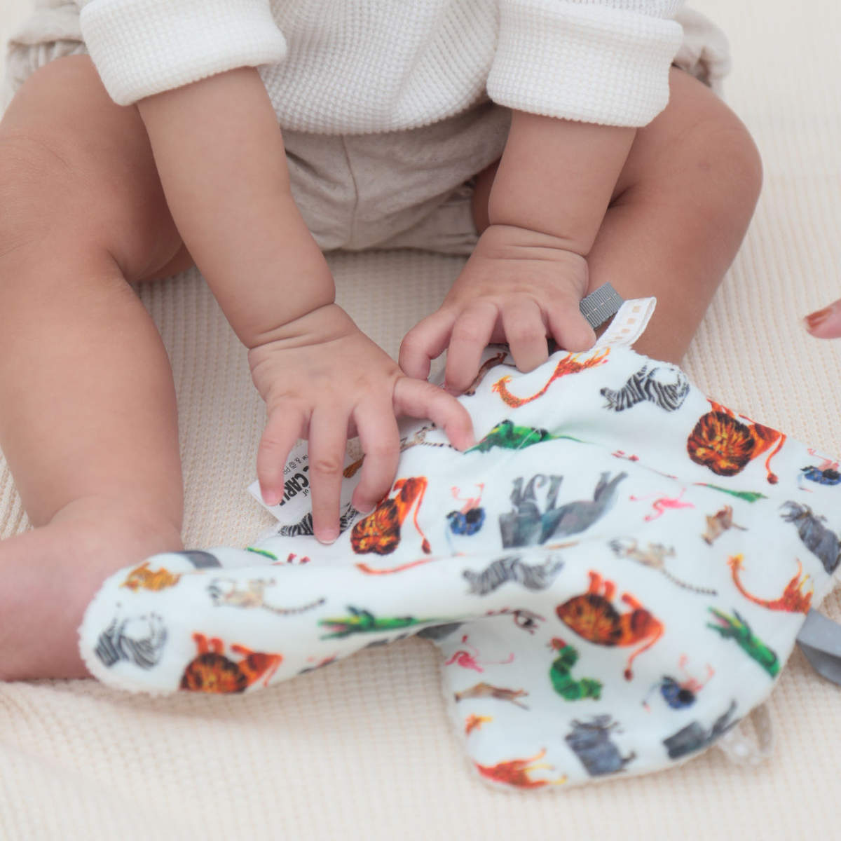 ニギニギハンカチ はらぺこあおむし フルーツ サファリ ( ベビー ハンカチ おもちゃ ミニタオル にぎにぎ ベビートイ 玩具 綿100% ガーゼ パイル 出産祝い ベビーハンカチ ファーストトイ コットン プレゼント かわいい ) 【サファリ】 サファリ