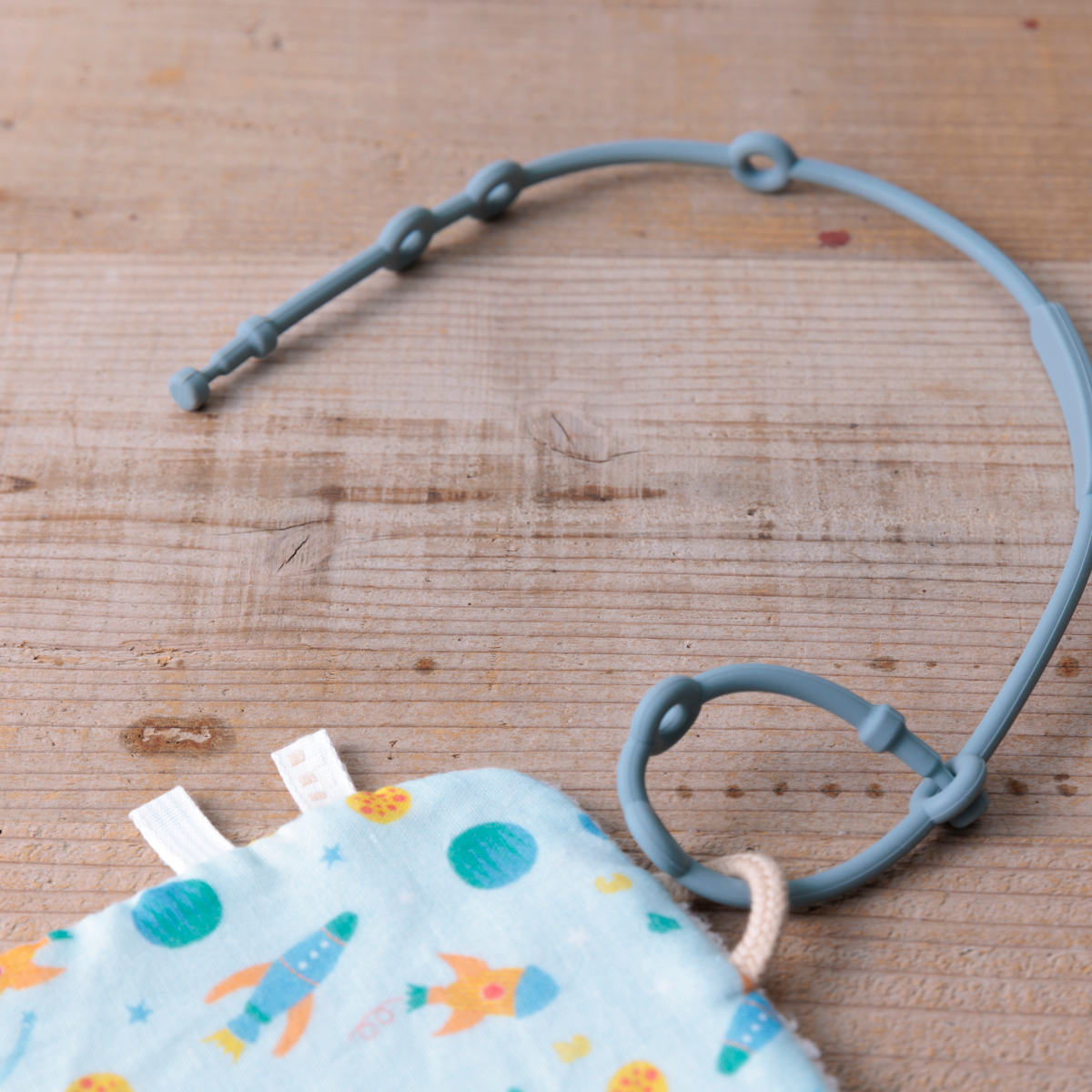 ベビー ニギニギハンカチ シリコンストラップ付き おもちゃ 落下防止 日本製 ベビーカー モチーフ ( 赤ちゃん カシャカシャ ハンカチ 布製 布おもちゃ ファーストトイ 知育玩具 にぎにぎ 玩具 綿100% コットン プレゼント ) 【ユニコーン】 ユニコーン