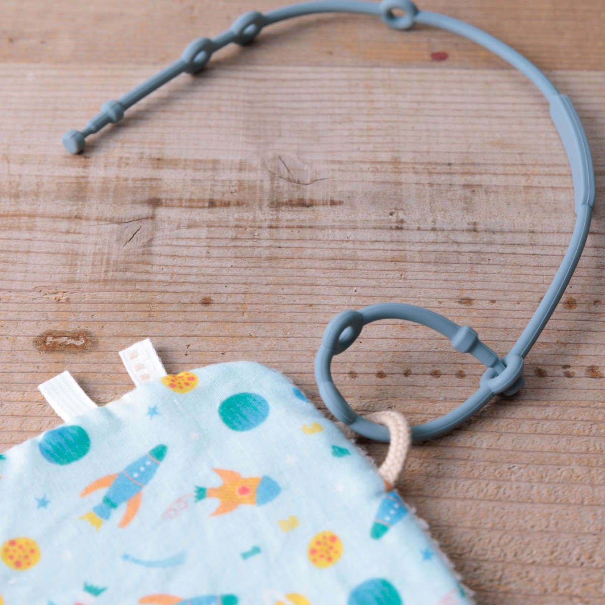 ベビー ニギニギハンカチ シリコンストラップ付き おもちゃ 落下防止 日本製 ベビーカー モチーフ ( 赤ちゃん カシャカシャ ハンカチ 布製 布おもちゃ ファーストトイ 知育玩具 にぎにぎ 玩具 綿100% コットン プレゼント ) 【ユニコーン】 ユニコーン