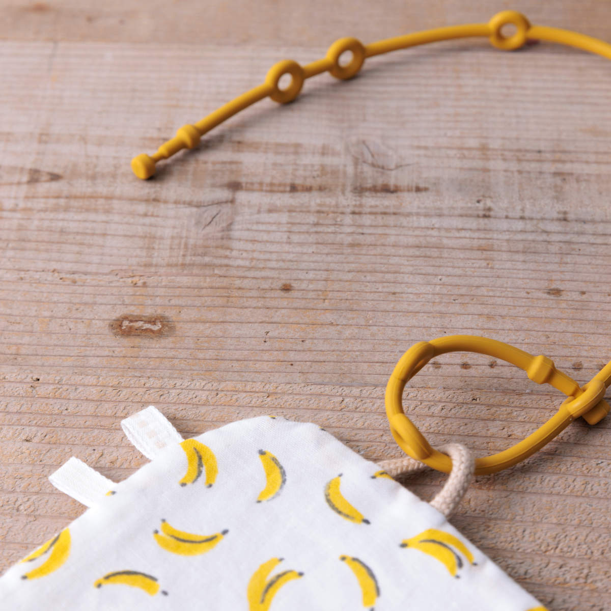 ベビー ニギニギハンカチ シリコンストラップ付き おもちゃ 落下防止 日本製 ベビーカー フルーツ ( 赤ちゃん カシャカシャ ハンカチ 布製 布おもちゃ ファーストトイ 知育玩具 にぎにぎ 玩具 綿100% コットン プレゼント ) 【バナナ】 バナナ