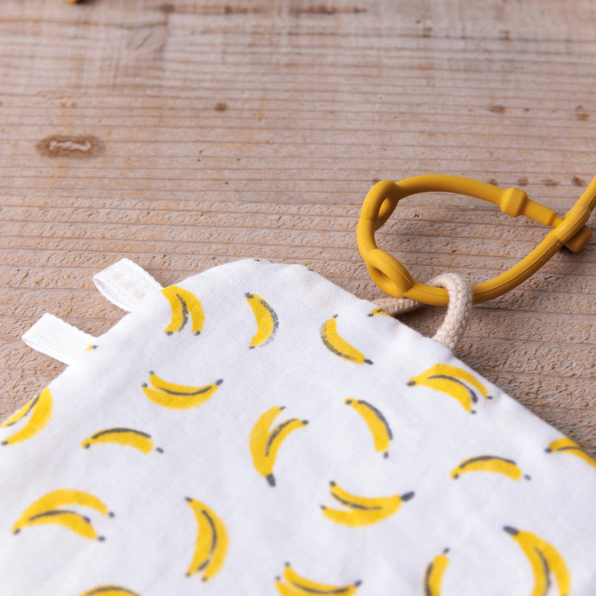 ベビー ニギニギハンカチ シリコンストラップ付き おもちゃ 落下防止 日本製 ベビーカー フルーツ ( 赤ちゃん カシャカシャ ハンカチ 布製 布おもちゃ ファーストトイ 知育玩具 にぎにぎ 玩具 綿100% コットン プレゼント ) 【バナナ】 バナナ