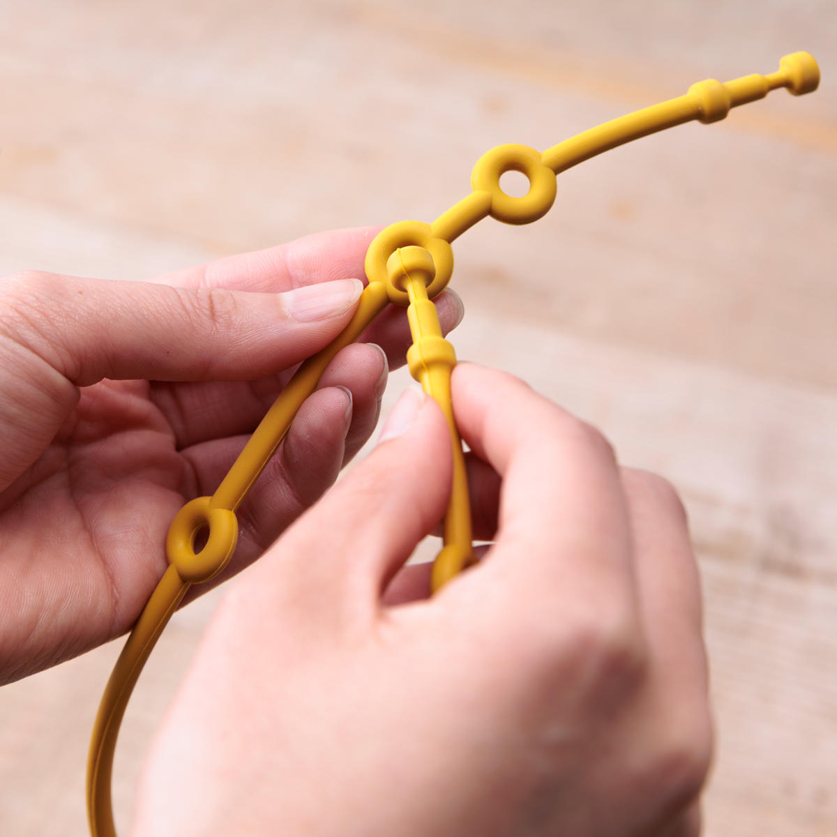 ベビー ニギニギハンカチ シリコンストラップ付き おもちゃ 落下防止 日本製 ベビーカー フルーツ ( 赤ちゃん カシャカシャ ハンカチ 布製 布おもちゃ ファーストトイ 知育玩具 にぎにぎ 玩具 綿100% コットン プレゼント ) 【バナナ】 バナナ