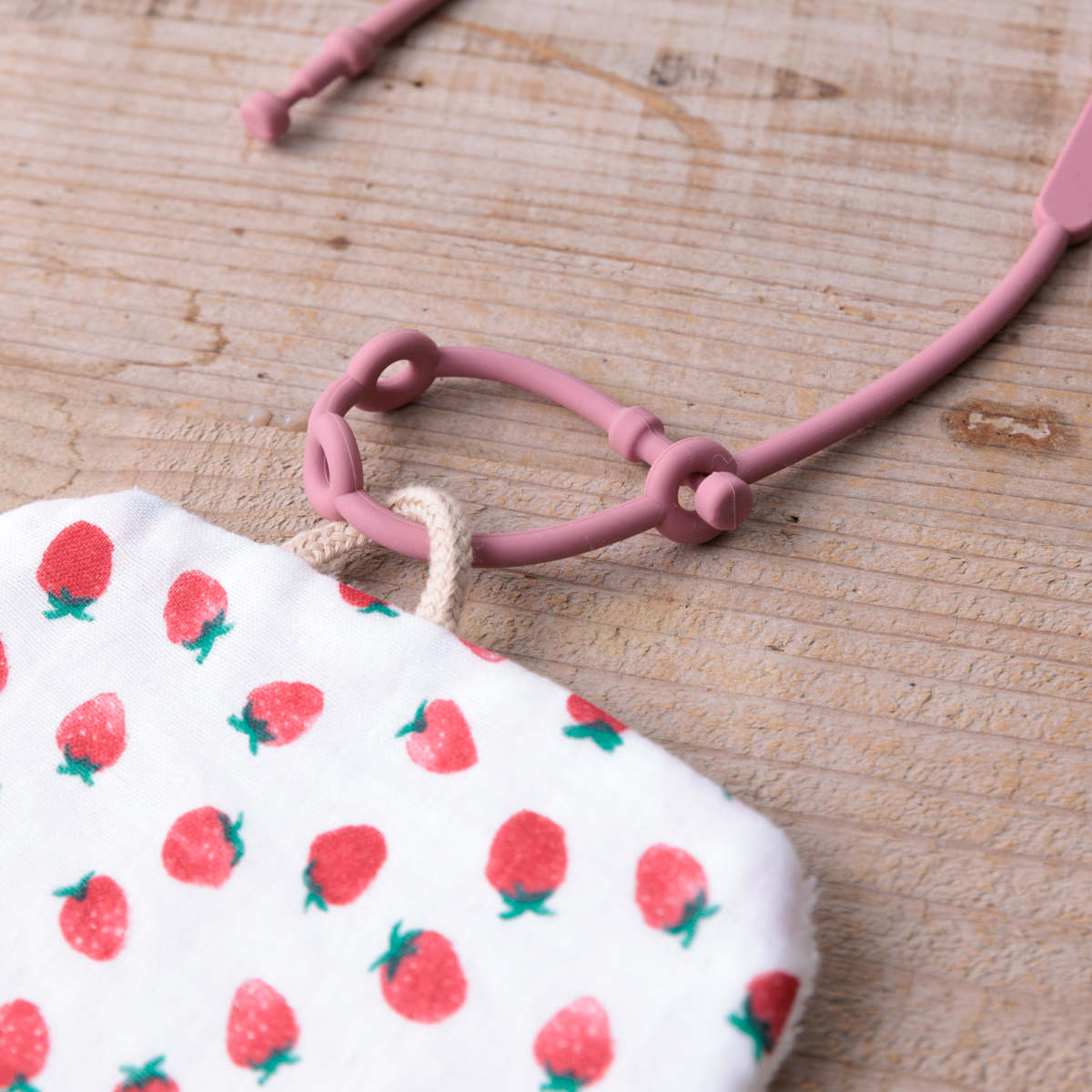 ベビー ニギニギハンカチ シリコンストラップ付き おもちゃ 落下防止 日本製 ベビーカー フルーツ ( 赤ちゃん カシャカシャ ハンカチ 布製 布おもちゃ ファーストトイ 知育玩具 にぎにぎ 玩具 綿100% コットン プレゼント ) 【バナナ】 バナナ