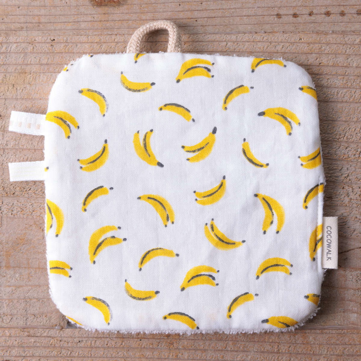 ベビー ニギニギハンカチ シリコンストラップ付き おもちゃ 落下防止 日本製 ベビーカー フルーツ ( 赤ちゃん カシャカシャ ハンカチ 布製 布おもちゃ ファーストトイ 知育玩具 にぎにぎ 玩具 綿100% コットン プレゼント ) 【バナナ】 バナナ