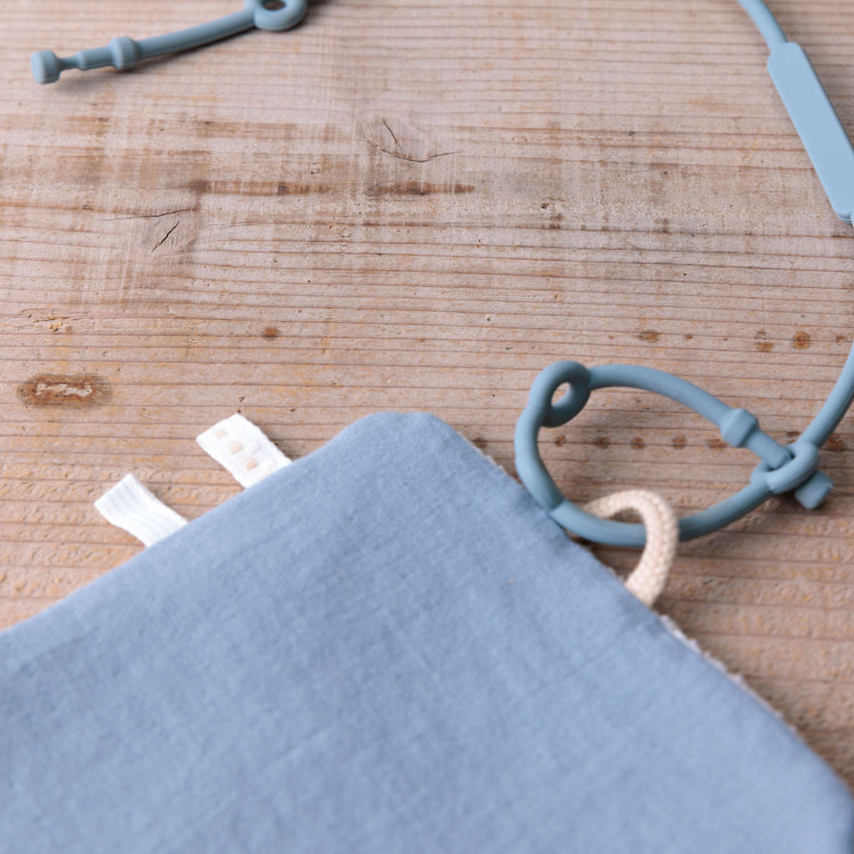 ベビー ニギニギハンカチ シリコンストラップ付き おもちゃ 落下防止 日本製 ベビーカー やさしいガーゼ ( 赤ちゃん カシャカシャ ハンカチ 布製 布おもちゃ ファーストトイ 知育玩具 にぎにぎ 玩具 綿100% コットン プレゼント ) 【イエロー】 イエロー