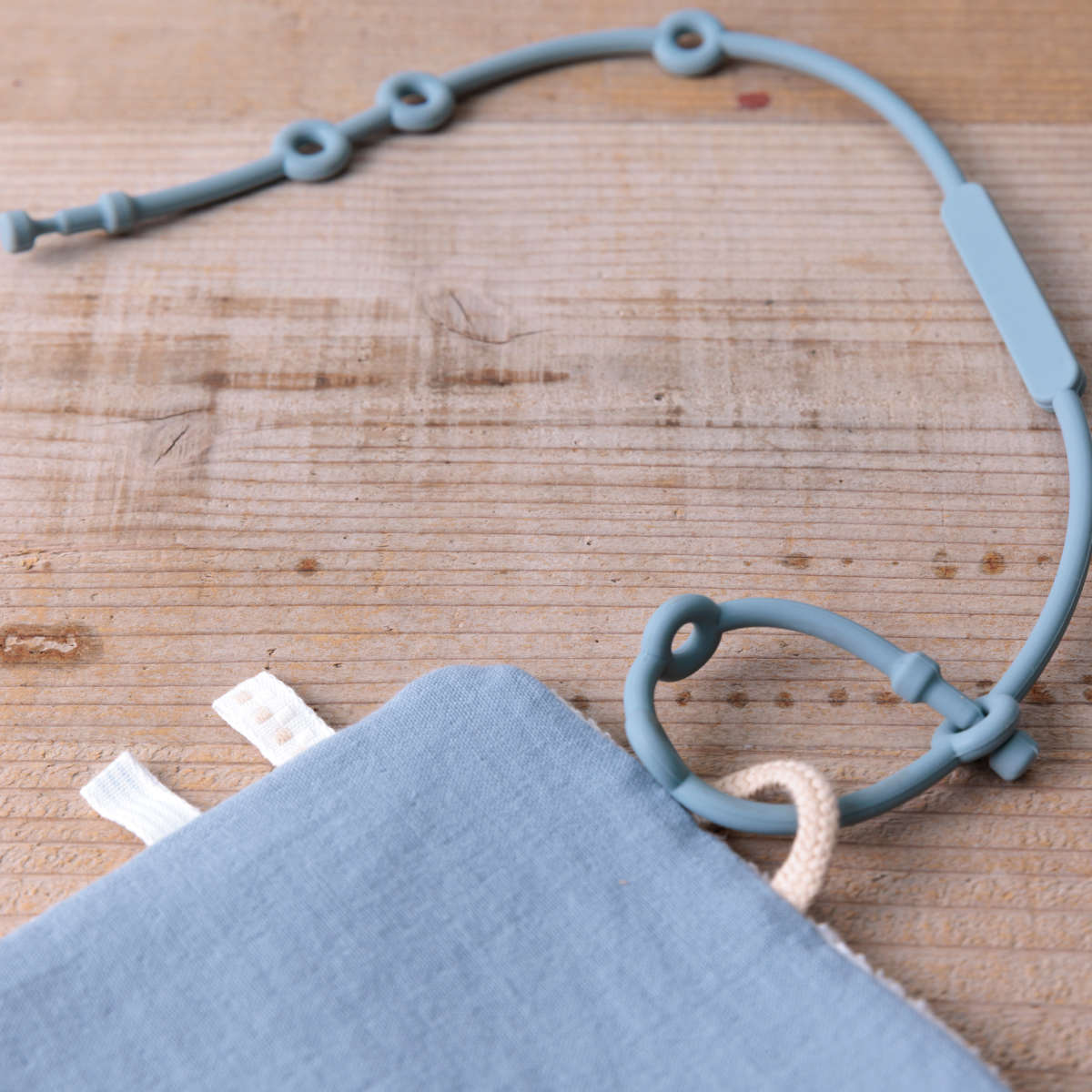 ベビー ニギニギハンカチ シリコンストラップ付き おもちゃ 落下防止 日本製 ベビーカー やさしいガーゼ ( 赤ちゃん カシャカシャ ハンカチ 布製 布おもちゃ ファーストトイ 知育玩具 にぎにぎ 玩具 綿100% コットン プレゼント ) 【イエロー】 イエロー