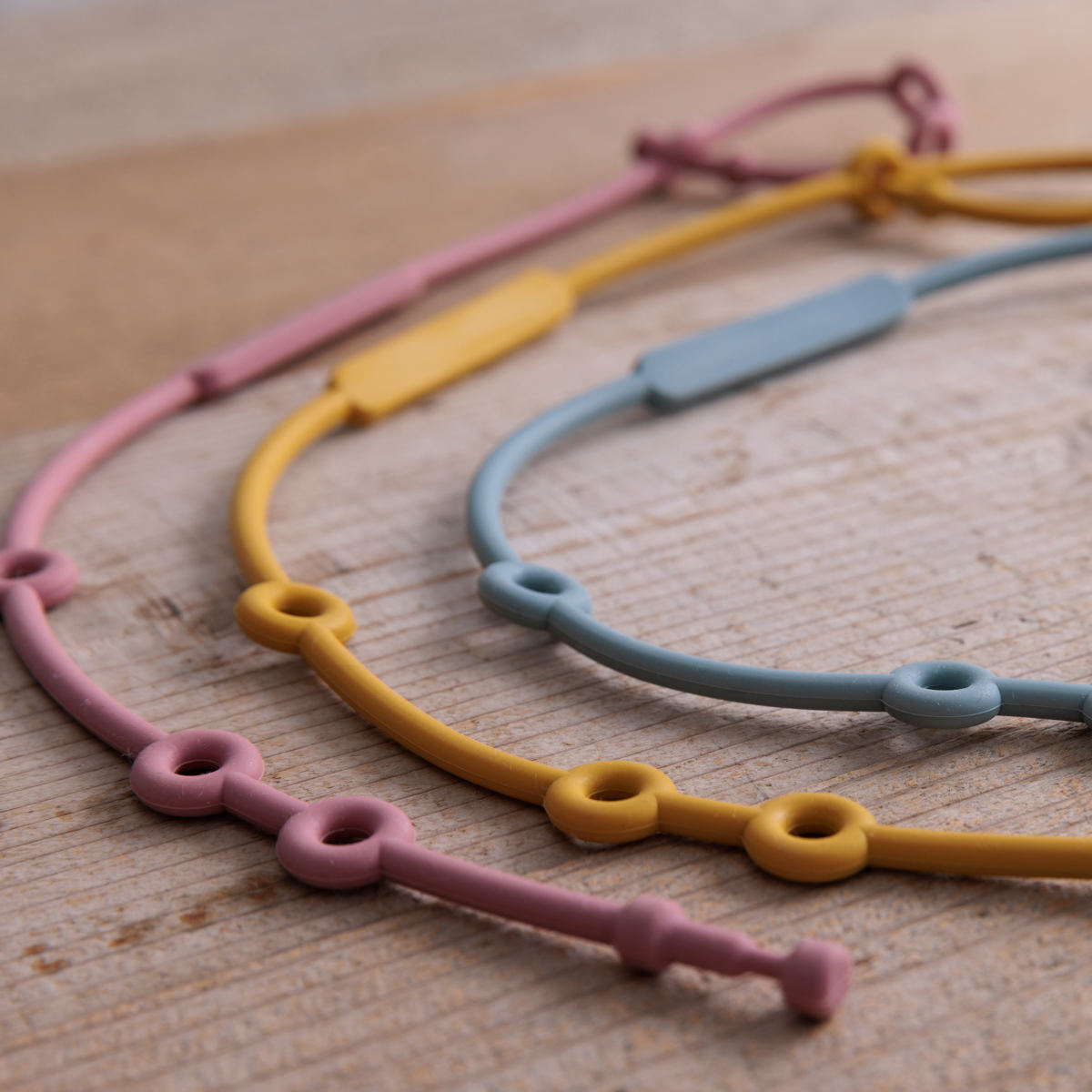 ベビー ニギニギハンカチ シリコンストラップ付き おもちゃ 落下防止 日本製 ベビーカー やさしいガーゼ ( 赤ちゃん カシャカシャ ハンカチ 布製 布おもちゃ ファーストトイ 知育玩具 にぎにぎ 玩具 綿100% コットン プレゼント ) 【イエロー】 イエロー