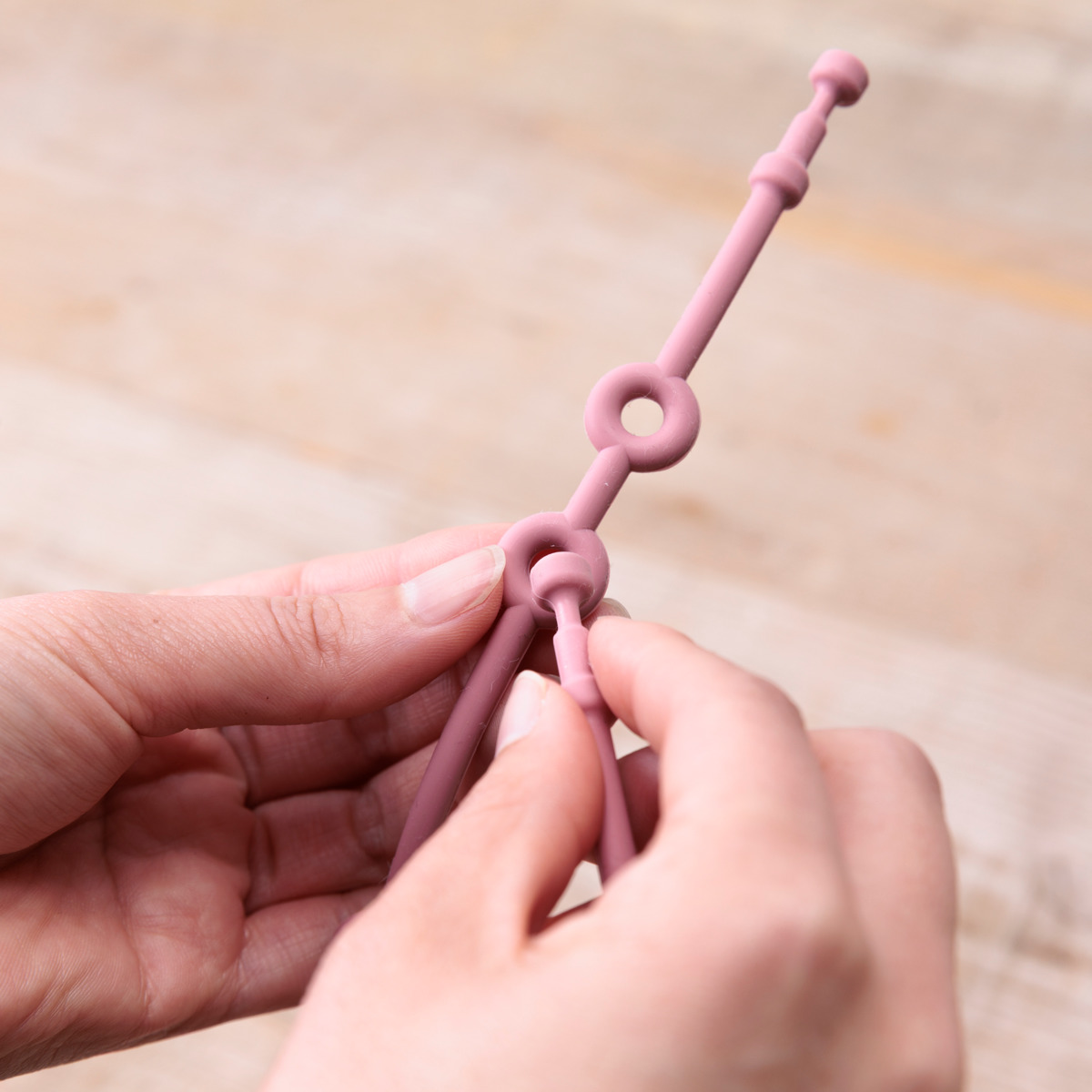 ベビー ニギニギハンカチ シリコンストラップ付き おもちゃ 落下防止 日本製 ベビーカー やさしいガーゼ ( 赤ちゃん カシャカシャ ハンカチ 布製 布おもちゃ ファーストトイ 知育玩具 にぎにぎ 玩具 綿100% コットン プレゼント ) 【イエロー】 イエロー