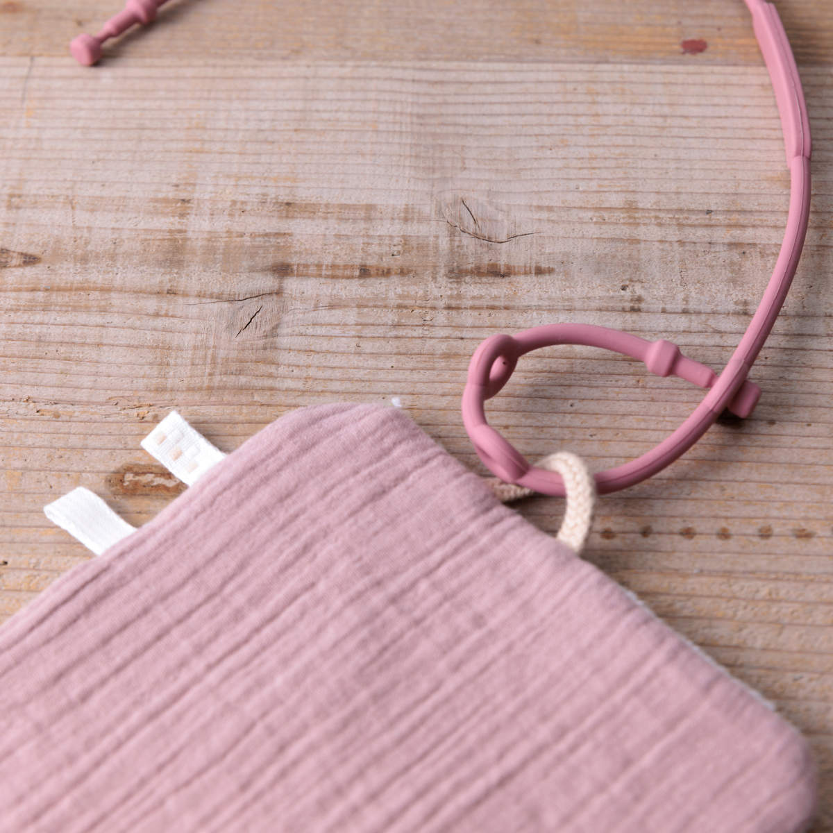 ベビー ニギニギハンカチ シリコンストラップ付き おもちゃ 落下防止 日本製 ベビーカー やさしいガーゼ ( 赤ちゃん カシャカシャ ハンカチ 布製 布おもちゃ ファーストトイ 知育玩具 にぎにぎ 玩具 綿100% コットン プレゼント ) 【イエロー】 イエロー