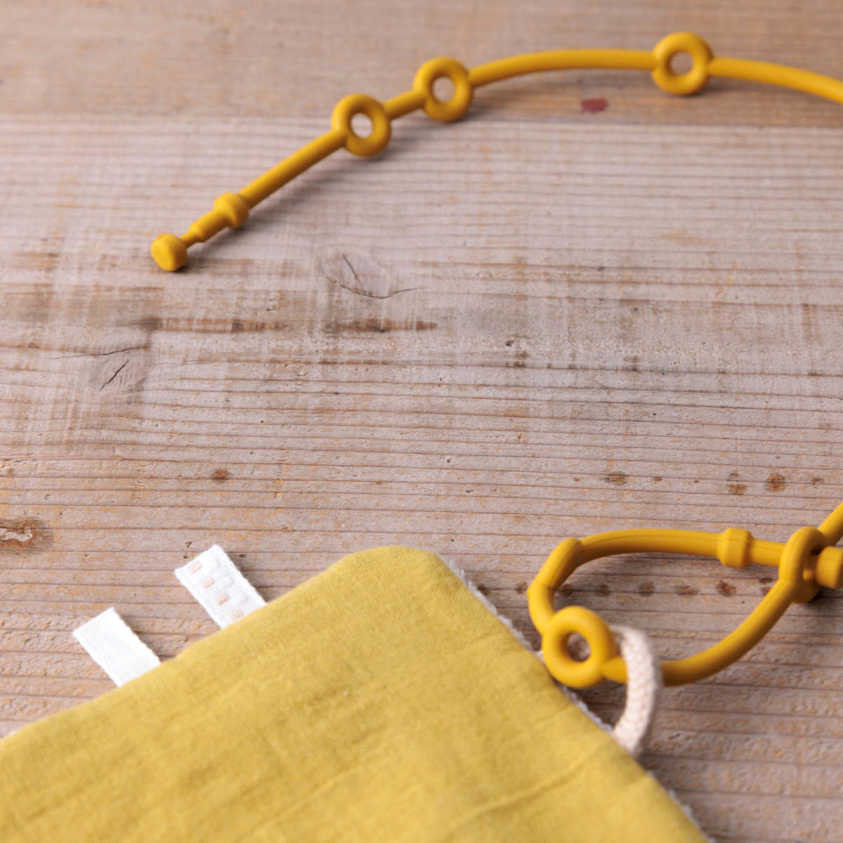 ベビー ニギニギハンカチ シリコンストラップ付き おもちゃ 落下防止 日本製 ベビーカー やさしいガーゼ ( 赤ちゃん カシャカシャ ハンカチ 布製 布おもちゃ ファーストトイ 知育玩具 にぎにぎ 玩具 綿100% コットン プレゼント ) 【イエロー】 イエロー