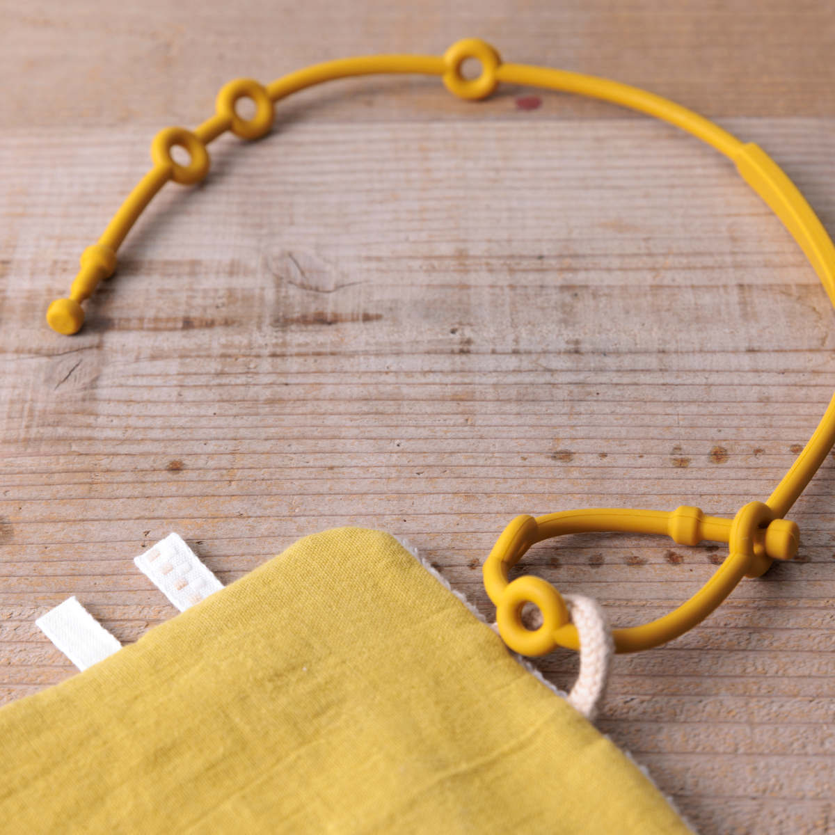 ベビー ニギニギハンカチ シリコンストラップ付き おもちゃ 落下防止 日本製 ベビーカー やさしいガーゼ ( 赤ちゃん カシャカシャ ハンカチ 布製 布おもちゃ ファーストトイ 知育玩具 にぎにぎ 玩具 綿100% コットン プレゼント ) 【イエロー】 イエロー