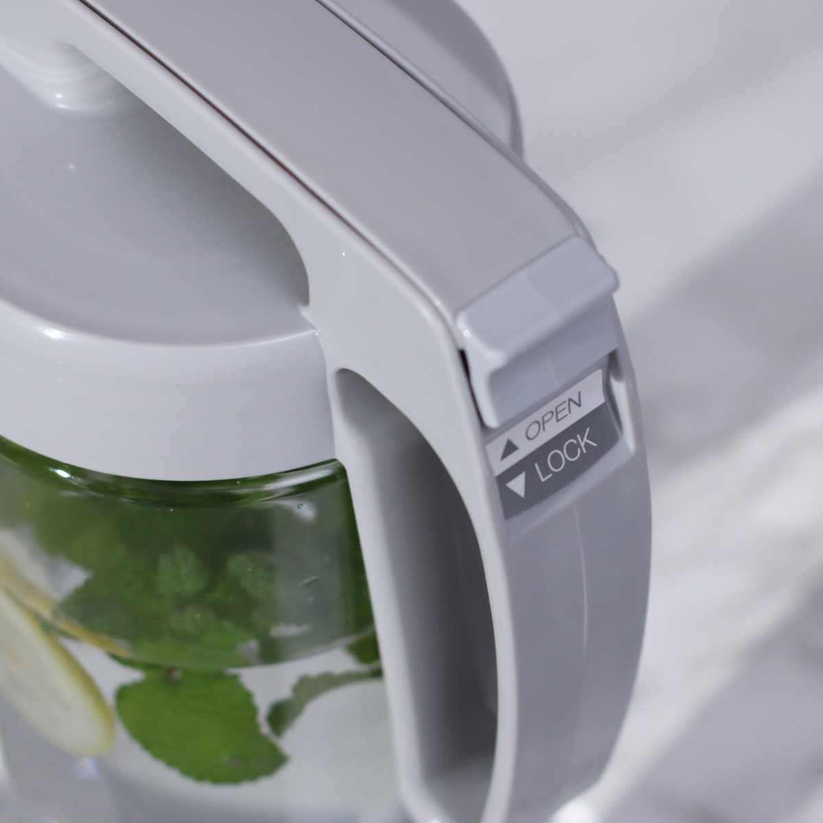 EMBALANCE エンバランス ピッチャー 2.1L 2個セット ( シームレス パッキン一体型 ワンタッチ 耐熱 横置き プラスチック 水差し 麦茶ポット 水さし 冷水ポット 縦 横 お茶 麦茶 エンバランス加工 まろやか 片手 持ち手付き 縦置き )