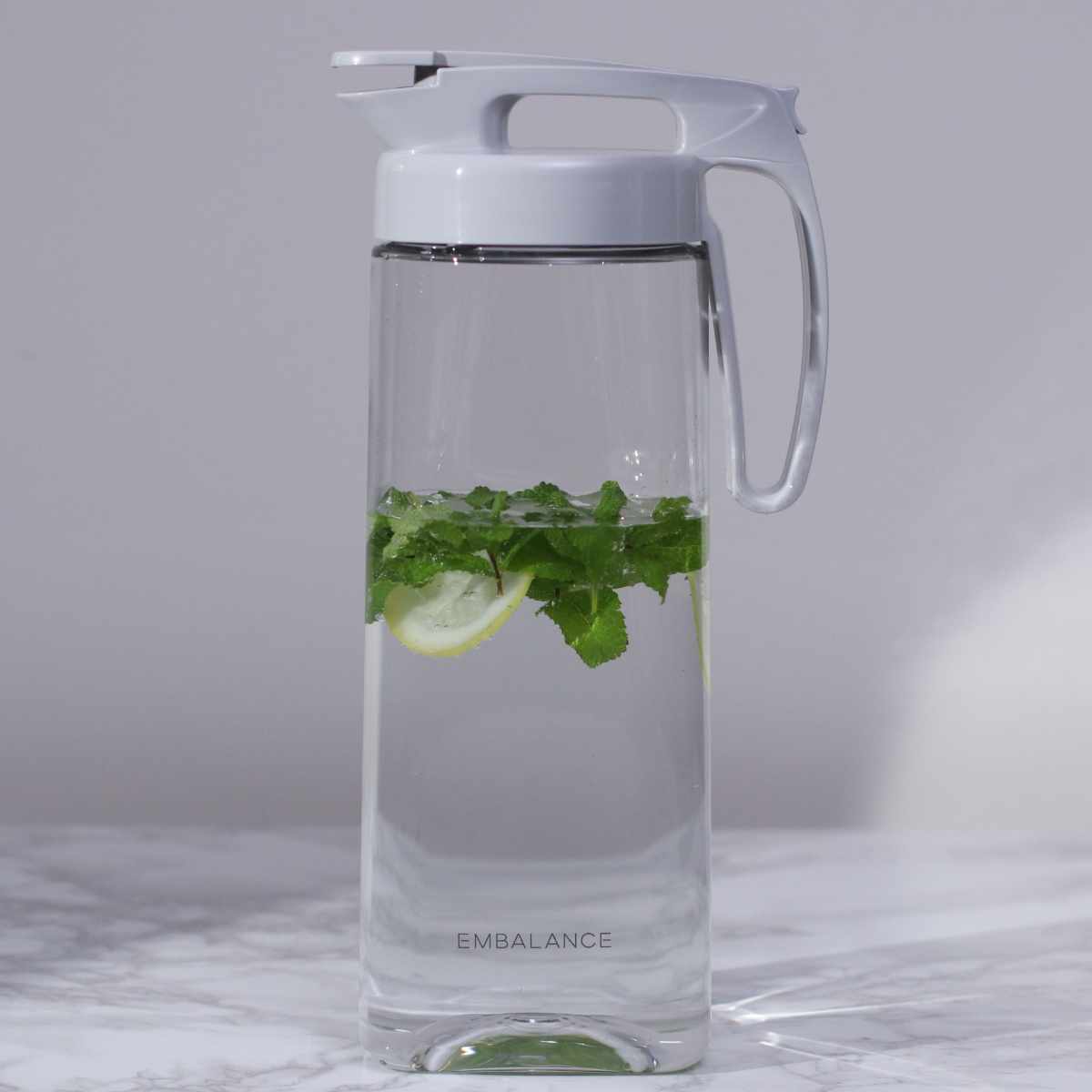 EMBALANCE エンバランス ピッチャー 2.1L 2個セット ( シームレス パッキン一体型 ワンタッチ 耐熱 横置き プラスチック 水差し 麦茶ポット 水さし 冷水ポット 縦 横 お茶 麦茶 エンバランス加工 まろやか 片手 持ち手付き 縦置き )