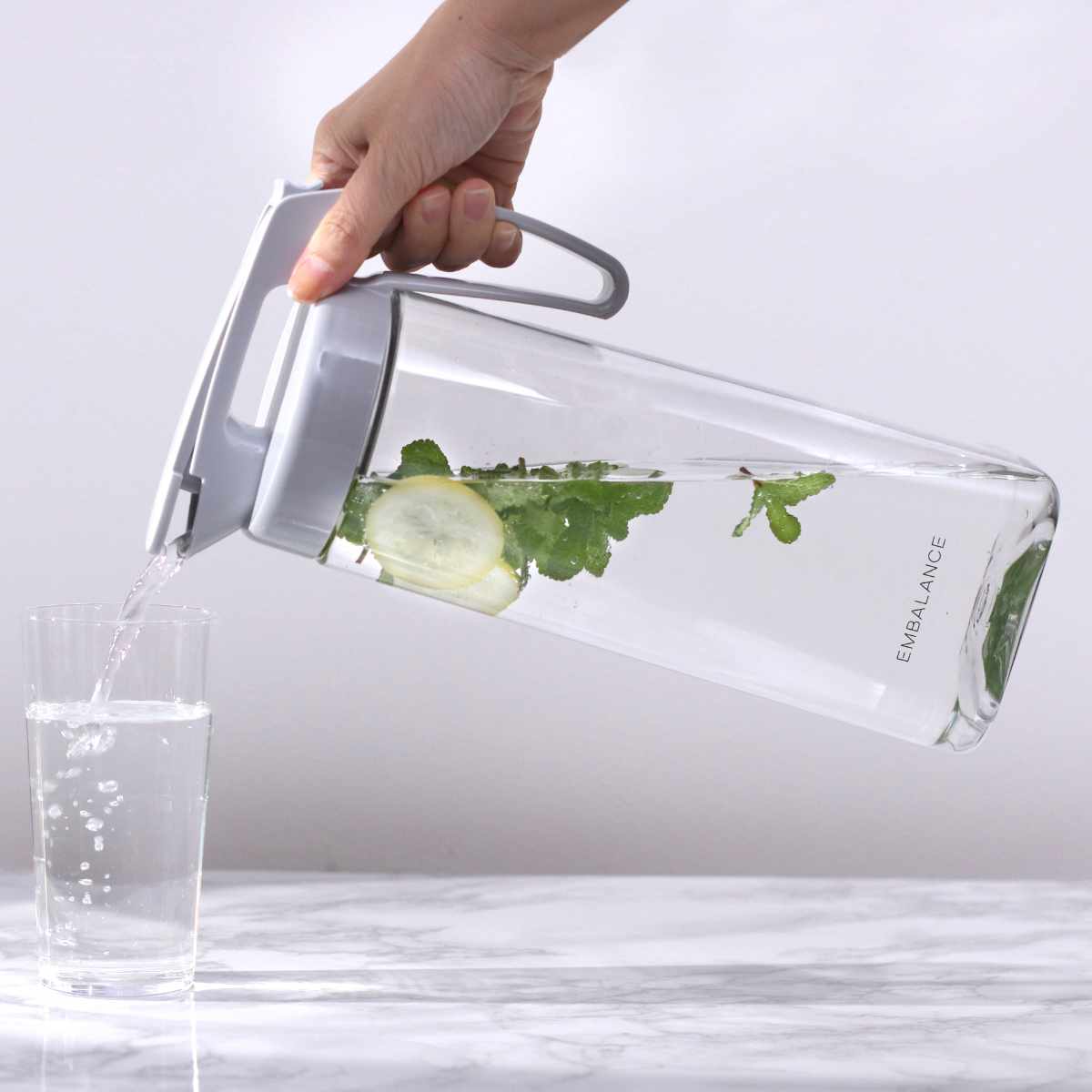 EMBALANCE エンバランス ピッチャー 2.1L 2個セット ( シームレス パッキン一体型 ワンタッチ 耐熱 横置き プラスチック 水差し 麦茶ポット 水さし 冷水ポット 縦 横 お茶 麦茶 エンバランス加工 まろやか 片手 持ち手付き 縦置き )