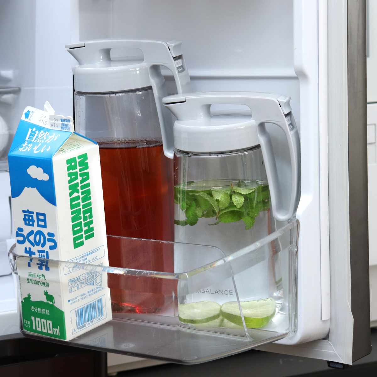 EMBALANCE エンバランス ピッチャー 2.1L 2個セット ( シームレス パッキン一体型 ワンタッチ 耐熱 横置き プラスチック 水差し 麦茶ポット 水さし 冷水ポット 縦 横 お茶 麦茶 エンバランス加工 まろやか 片手 持ち手付き 縦置き )