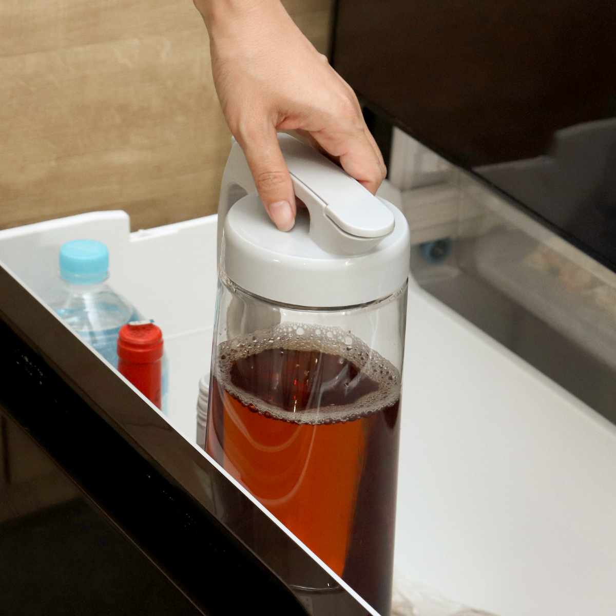 EMBALANCE エンバランス ピッチャー 2.1L 2個セット ( シームレス パッキン一体型 ワンタッチ 耐熱 横置き プラスチック 水差し 麦茶ポット 水さし 冷水ポット 縦 横 お茶 麦茶 エンバランス加工 まろやか 片手 持ち手付き 縦置き )