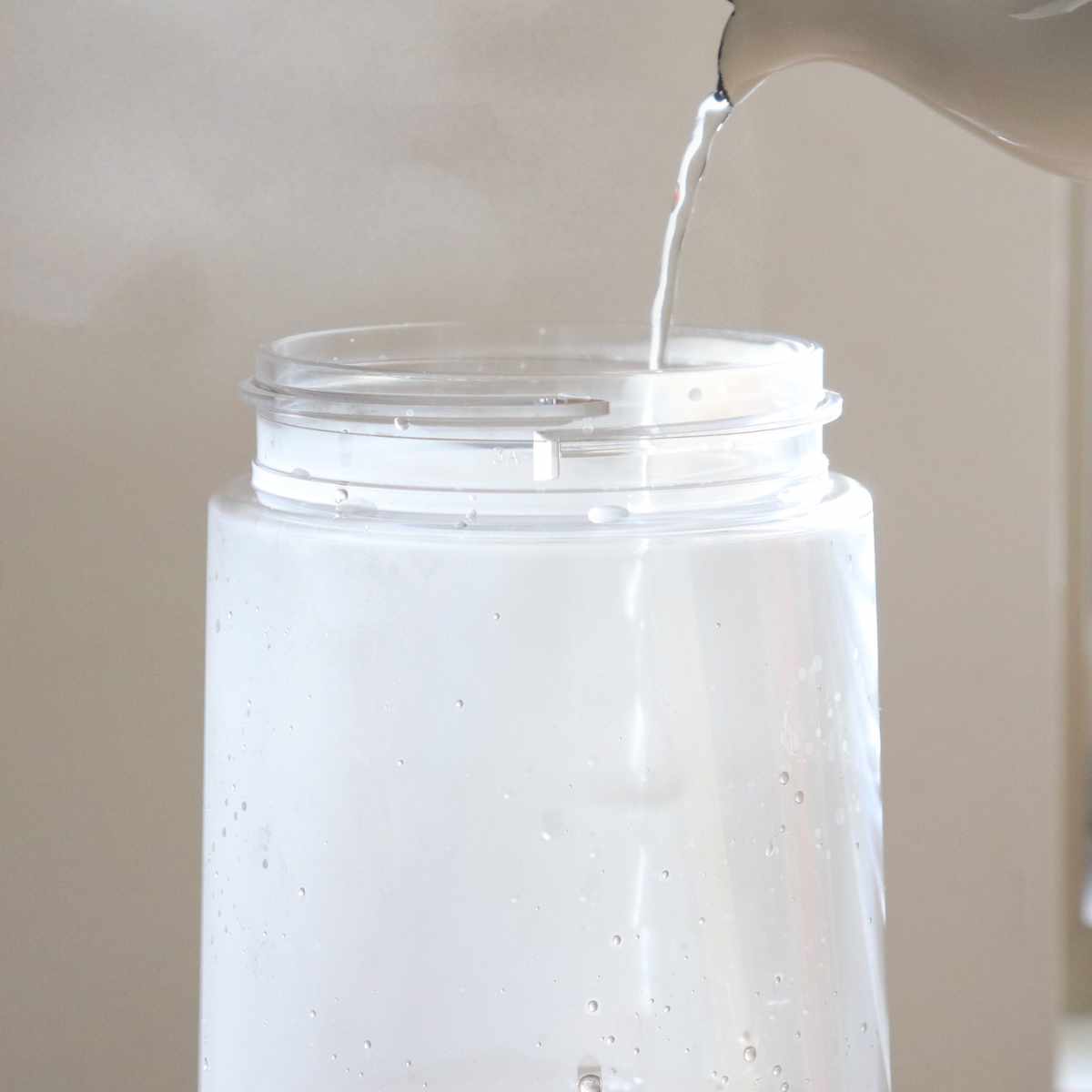 EMBALANCE エンバランス ピッチャー 2.1L 2個セット ( シームレス パッキン一体型 ワンタッチ 耐熱 横置き プラスチック 水差し 麦茶ポット 水さし 冷水ポット 縦 横 お茶 麦茶 エンバランス加工 まろやか 片手 持ち手付き 縦置き )