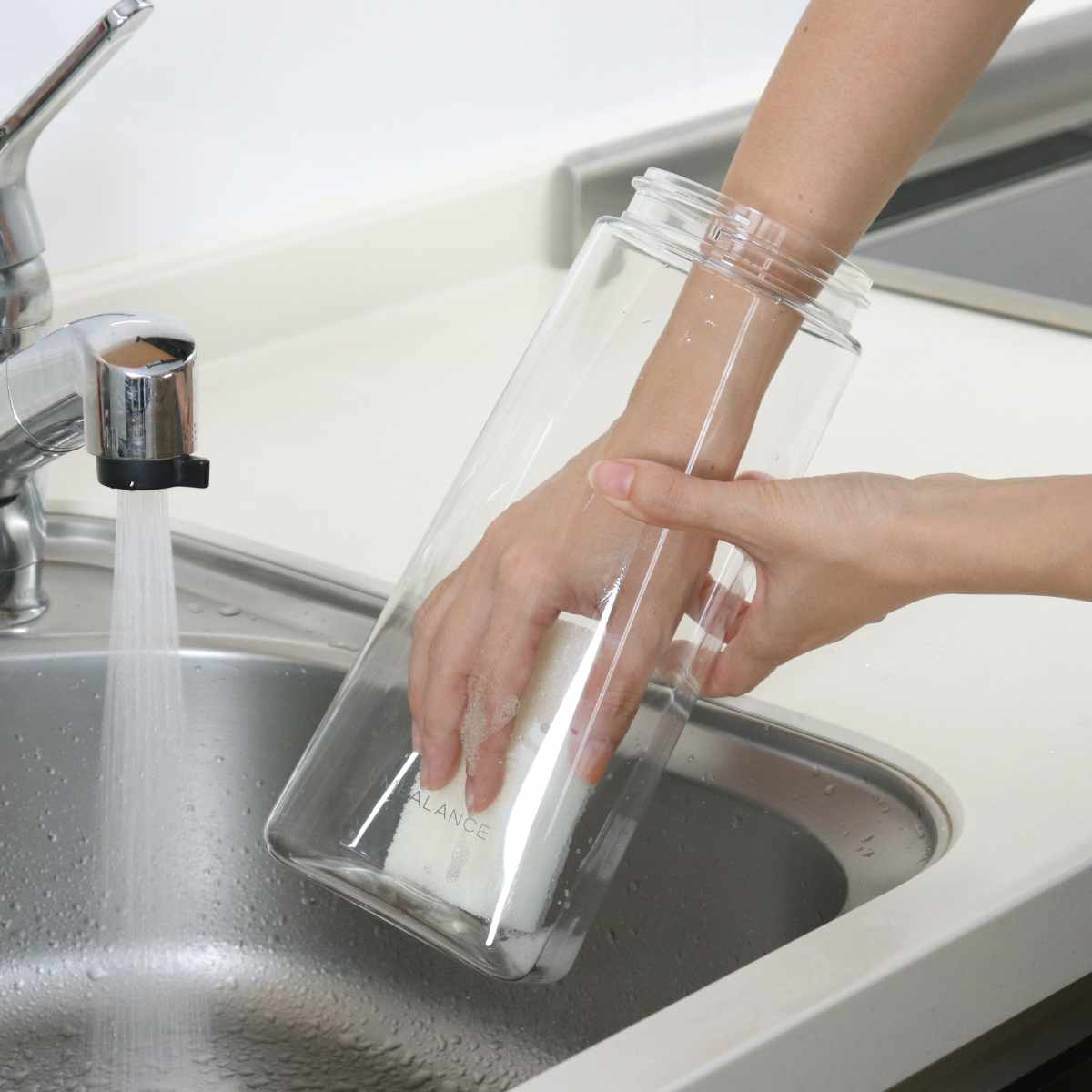 EMBALANCE エンバランス ピッチャー 2.1L 2個セット ( シームレス パッキン一体型 ワンタッチ 耐熱 横置き プラスチック 水差し 麦茶ポット 水さし 冷水ポット 縦 横 お茶 麦茶 エンバランス加工 まろやか 片手 持ち手付き 縦置き )