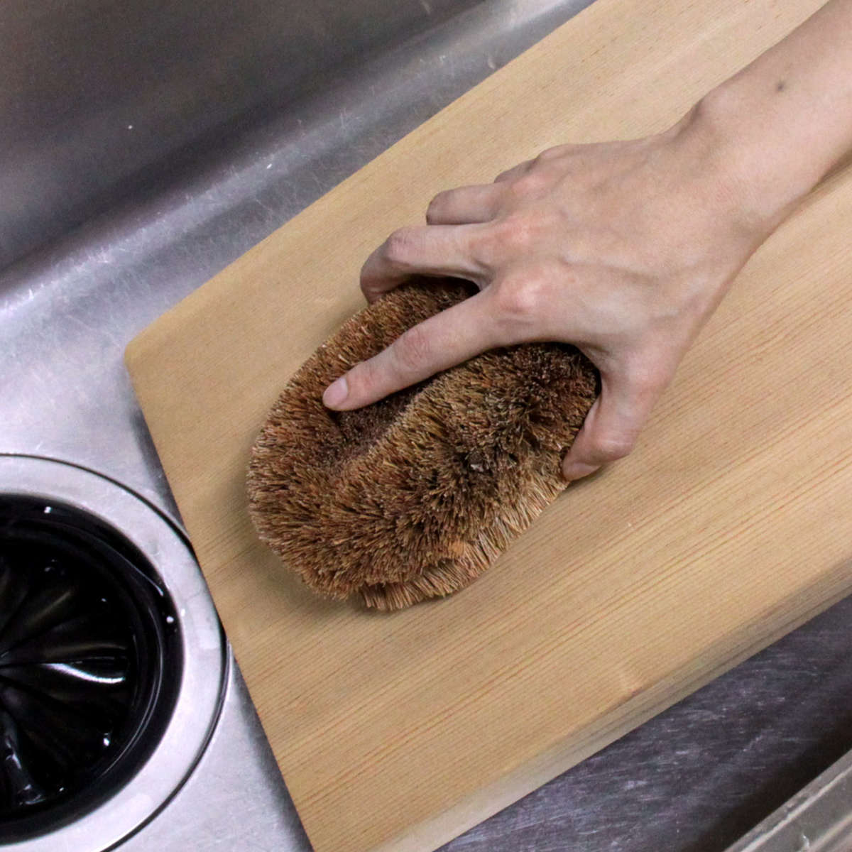 たわし ベストクオリティー 大型パーム タワシ ザル まな板 木製品 ( 束子 コイアファイバー 天然素材 天然繊維 大型 俎板 ざる 根菜 泥 土 落とし 鉄フライパン 食器 洗い ブラシ こすり取る 掻きだす コンパクト )