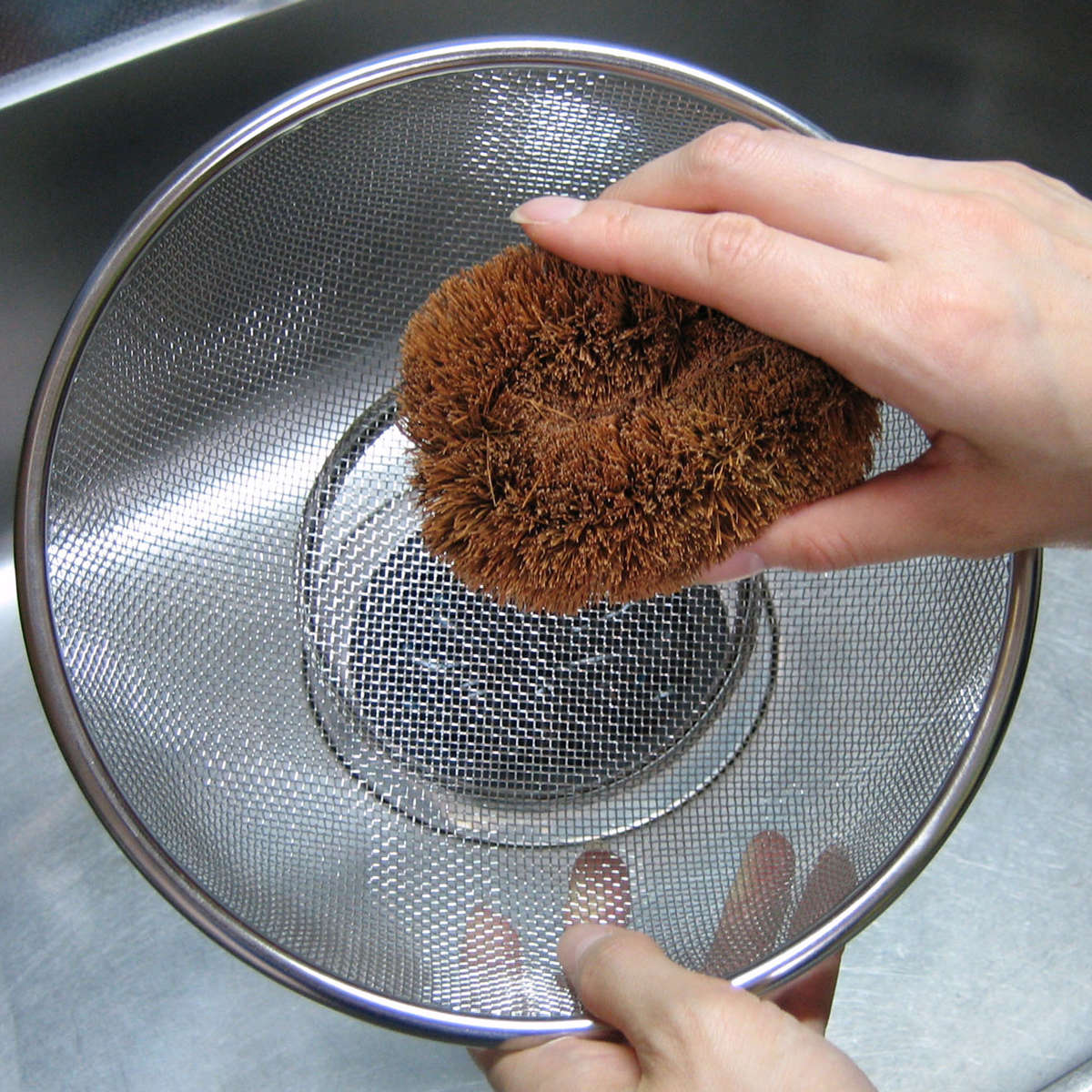 たわし ベストクオリティー パーム タワシ ザル まな板 木製品 ( 束子 コイアファイバー 天然素材 天然繊維 小型 俎板 ざる 根菜 泥 土 落とし 鉄フライパン 食器 洗い ブラシ こすり取る 掻きだす コンパクト )