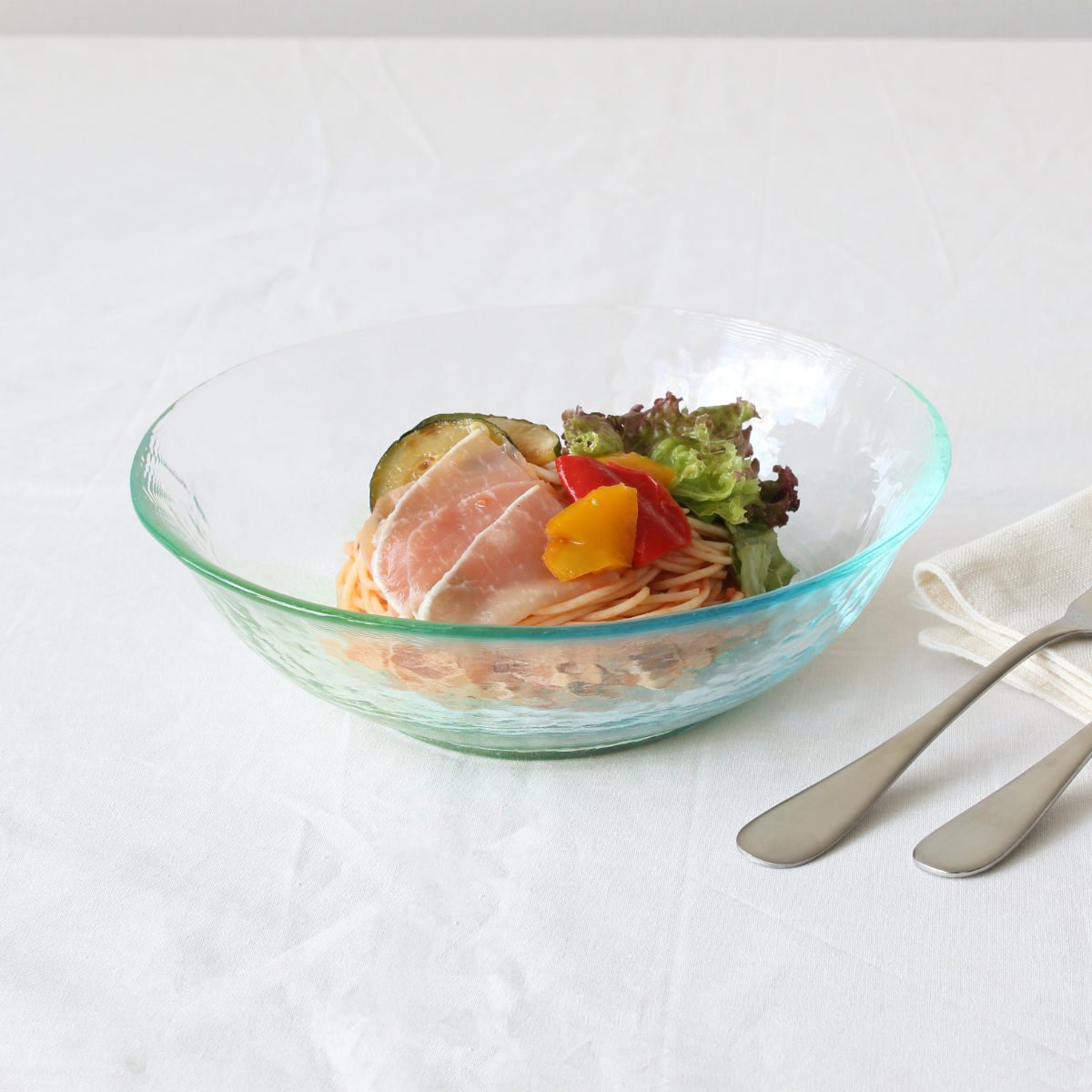 空のいろどり 麺鉢 ( ガラス 日本製 ボウル 器 お皿 皿 プレート 20cm おしゃれ かわいい ガラスボウル そうめん 素麺 ざるそば 冷製パスタ 麺皿 ) 【蒼天】 蒼天