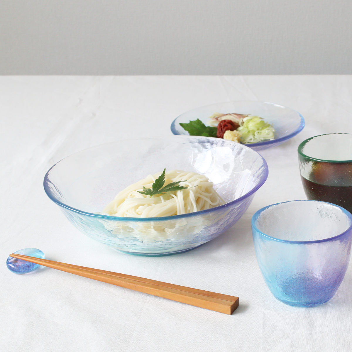 空のいろどり 麺鉢 ( ガラス 日本製 ボウル 器 お皿 皿 プレート 20cm おしゃれ かわいい ガラスボウル そうめん 素麺 ざるそば 冷製パスタ 麺皿 ) 【蒼天】 蒼天