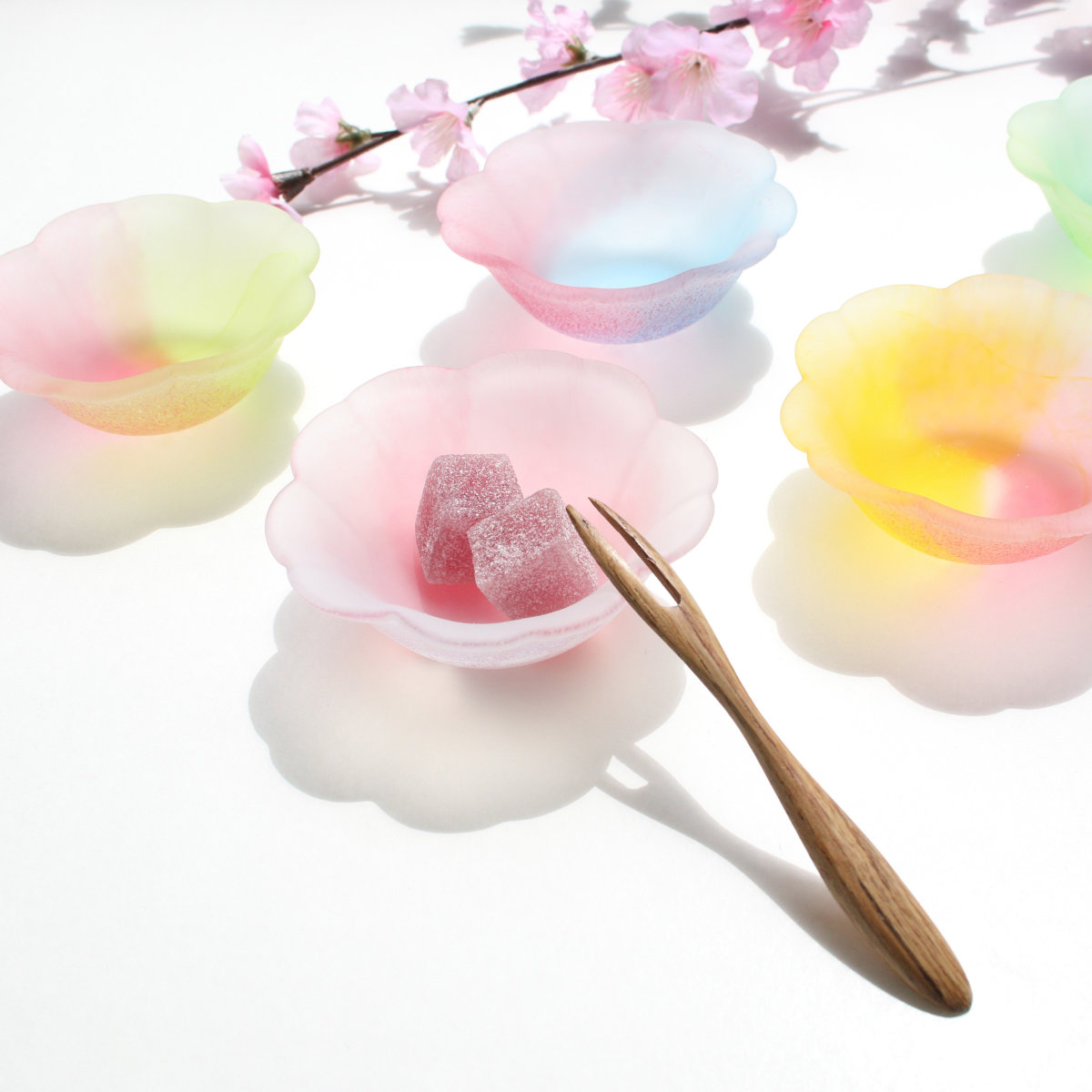 小鉢 桜のいろどりほのか ( ガラス 日本製 お皿 プレート 器 鉢 8.5cm おしゃれ かわいい スイーツ お菓子 デザート フルーツ きれい 空 ガラス製 ) 【葉桜】 葉桜