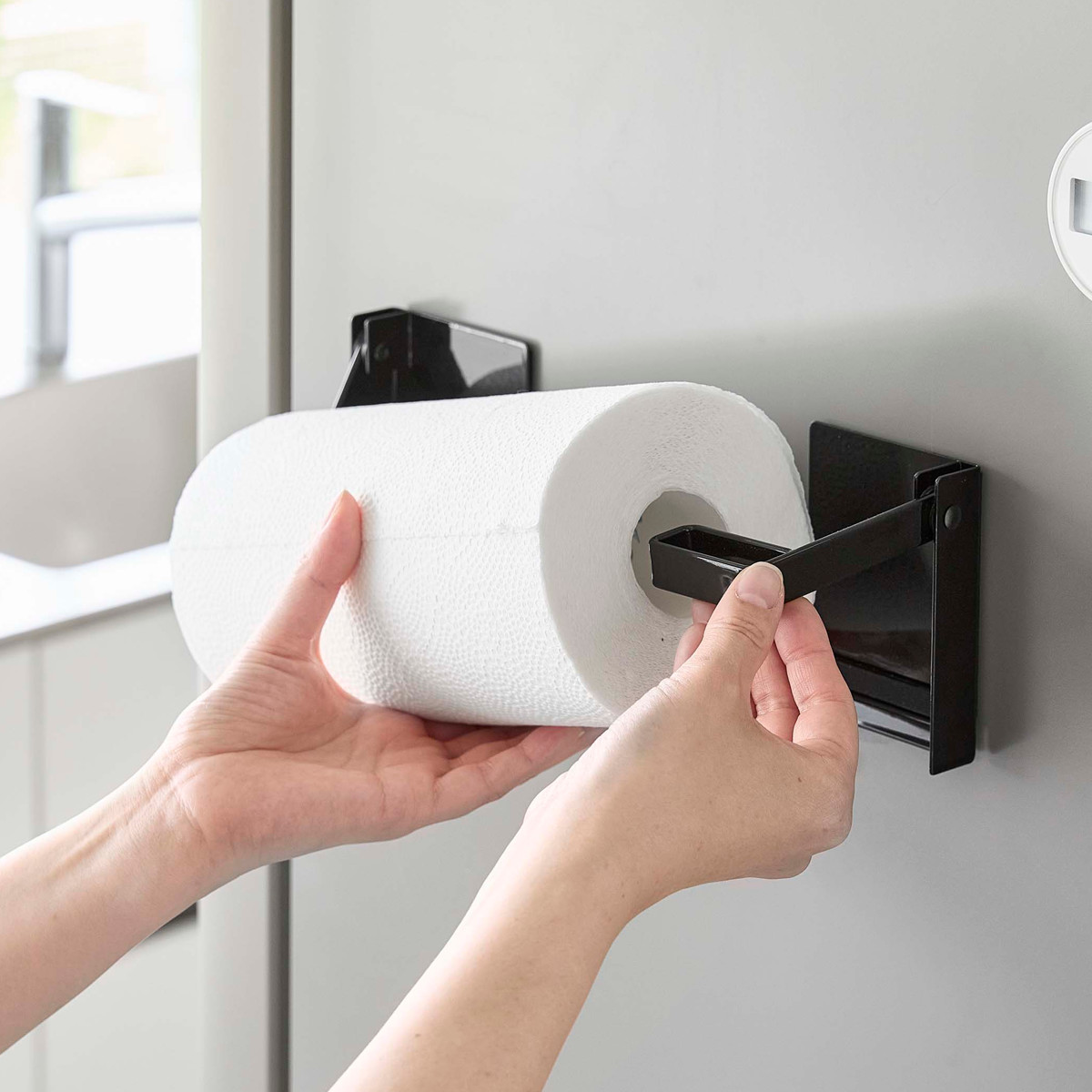 山崎実業 tower 片手でカットマグネット挟み込み式キッチンペーパーホルダー タワー ( 4903208014502 山崎実業 タワーシリーズ マグネット キッチンペーパーホルダー 片手でカット 挟み込み式 ) 【ホワイト】 ホワイト