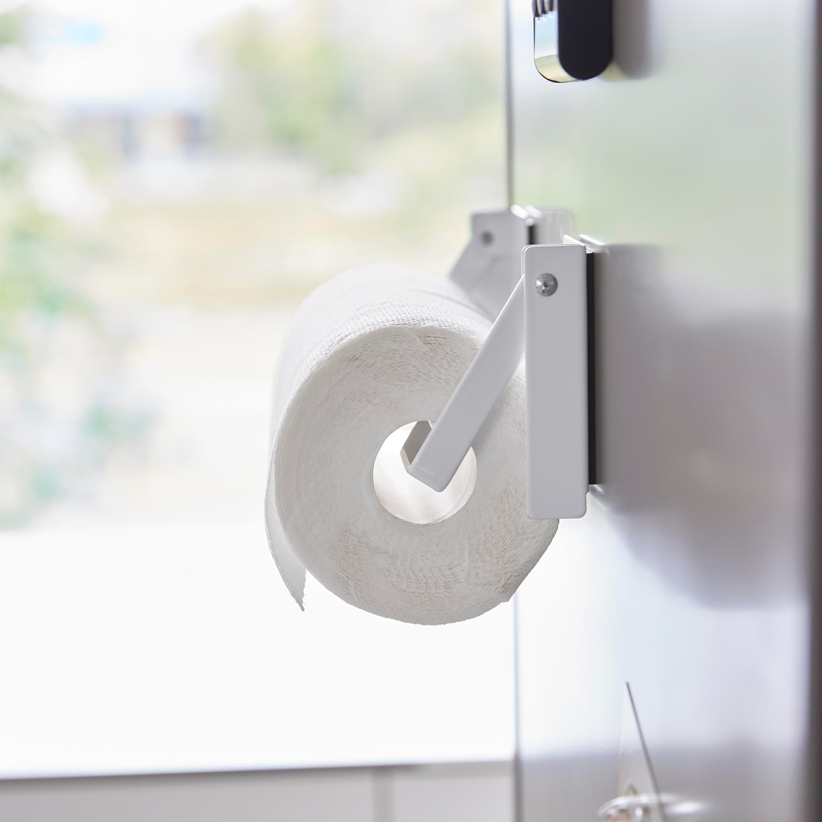 山崎実業 tower 片手でカットマグネット挟み込み式キッチンペーパーホルダー タワー ( 4903208014502 山崎実業 タワーシリーズ マグネット キッチンペーパーホルダー 片手でカット 挟み込み式 ) 【ホワイト】 ホワイト