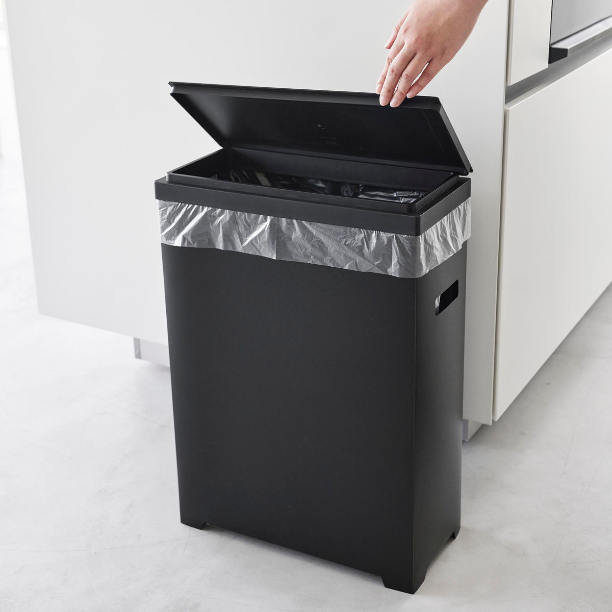 山崎実業 tower スリム蓋付きゴミ箱 タワー 横開きタイプ ( 4903208015240 タワーシリーズ ゴミ箱 ごみ箱 横開き フタ付きゴミ箱 35L スリム 35リットル 分別 高さ調節 可能 シンク下 ふた付き 分別ゴミ箱 ) 【ブラック】 ブラック